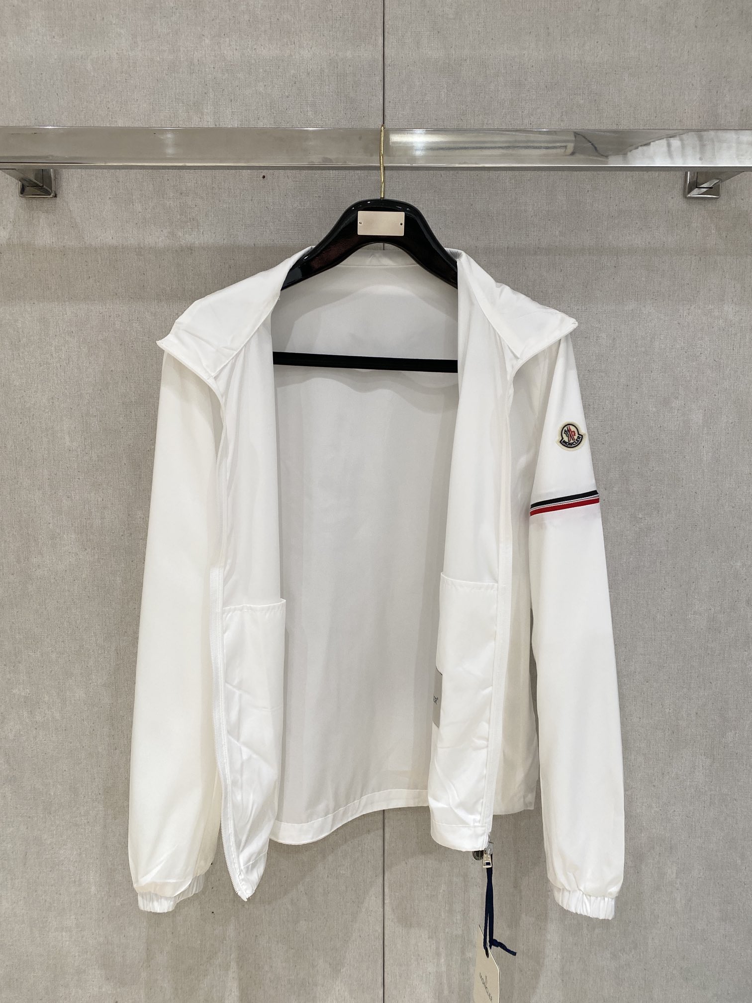 蒙口、2025新品夹克外套，时尚帅气，简约百搭款，袖口刺绣装饰图案logo，定制原版面料，不仅挺括，保持