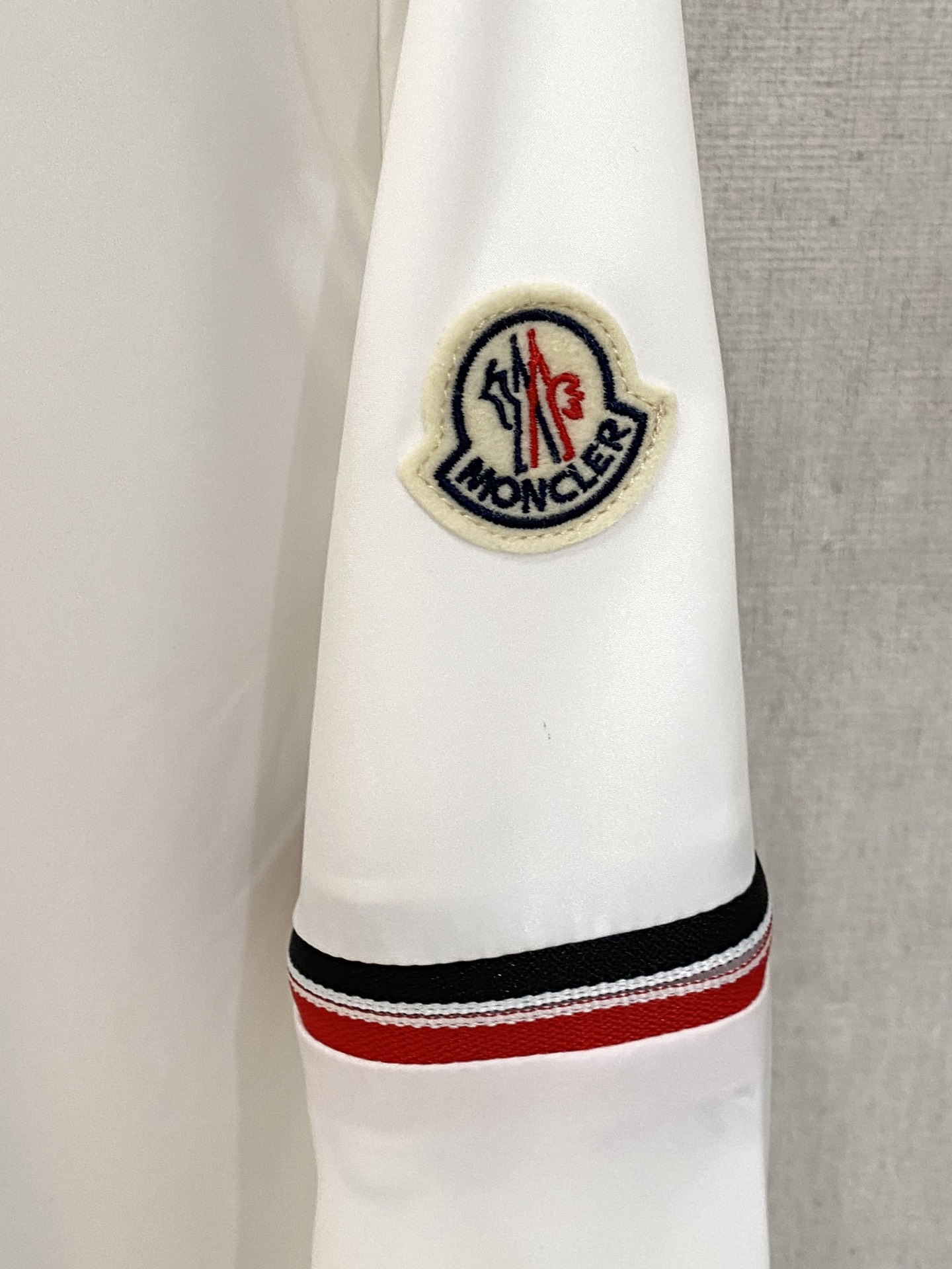 蒙口、2025新品夹克外套，时尚帅气，简约百搭款，袖口刺绣装饰图案logo，定制原版面料，不仅挺括，保持