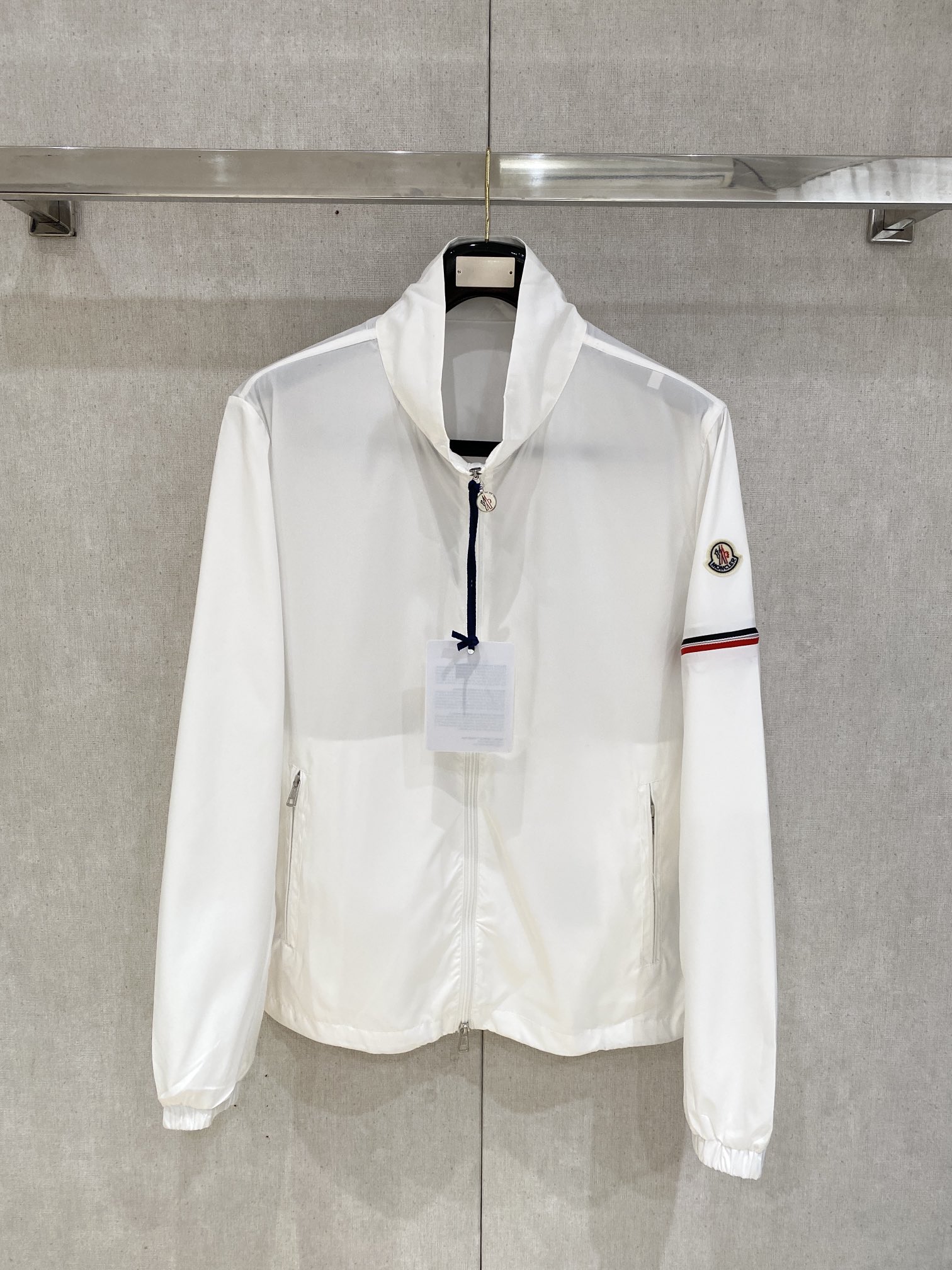 蒙口、2025新品夹克外套，时尚帅气，简约百搭款，袖口刺绣装饰图案logo，定制原版面料，不仅挺括，保持