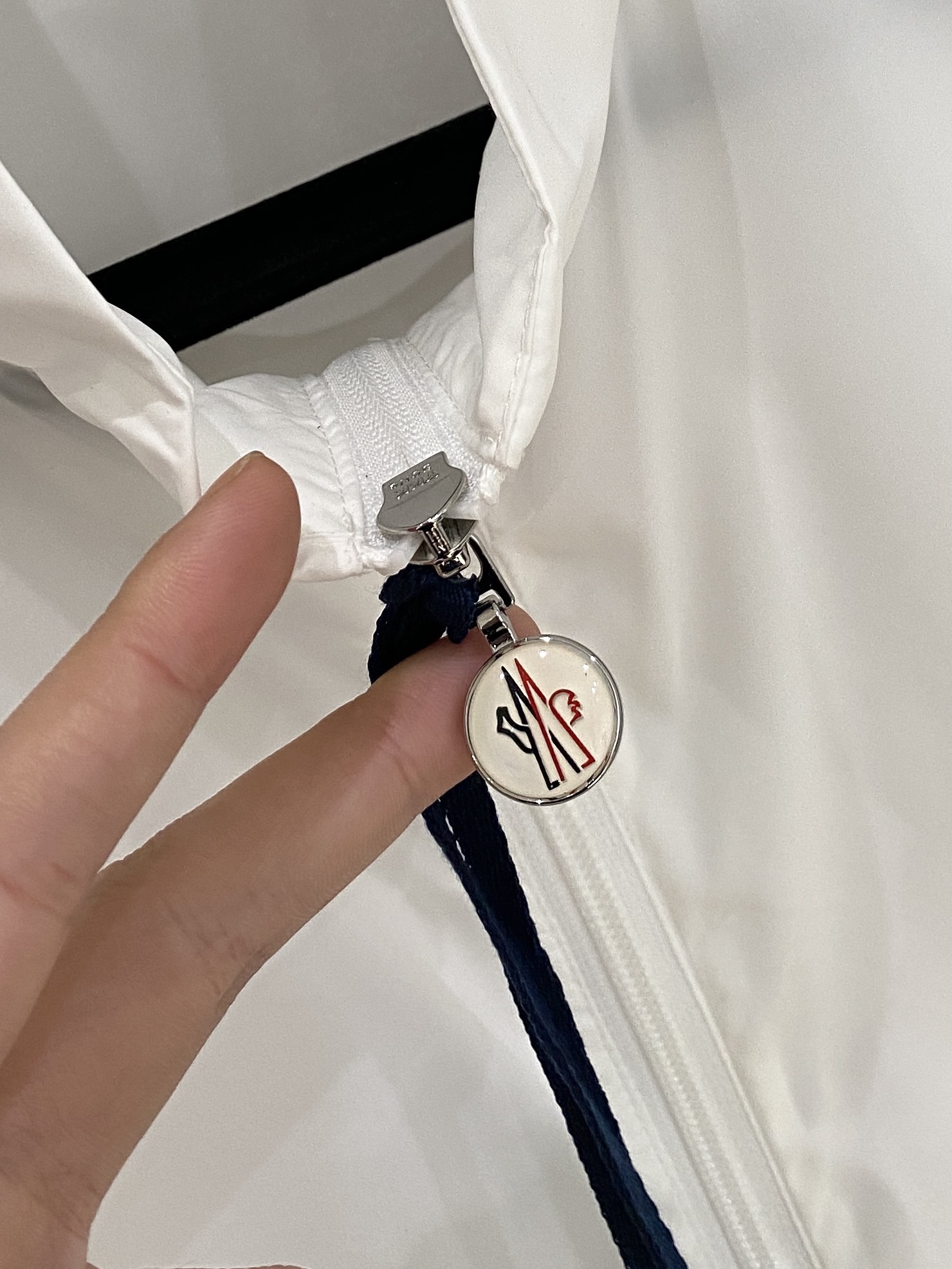 蒙口、2025新品夹克外套，时尚帅气，简约百搭款，袖口刺绣装饰图案logo，定制原版面料，不仅挺括，保持