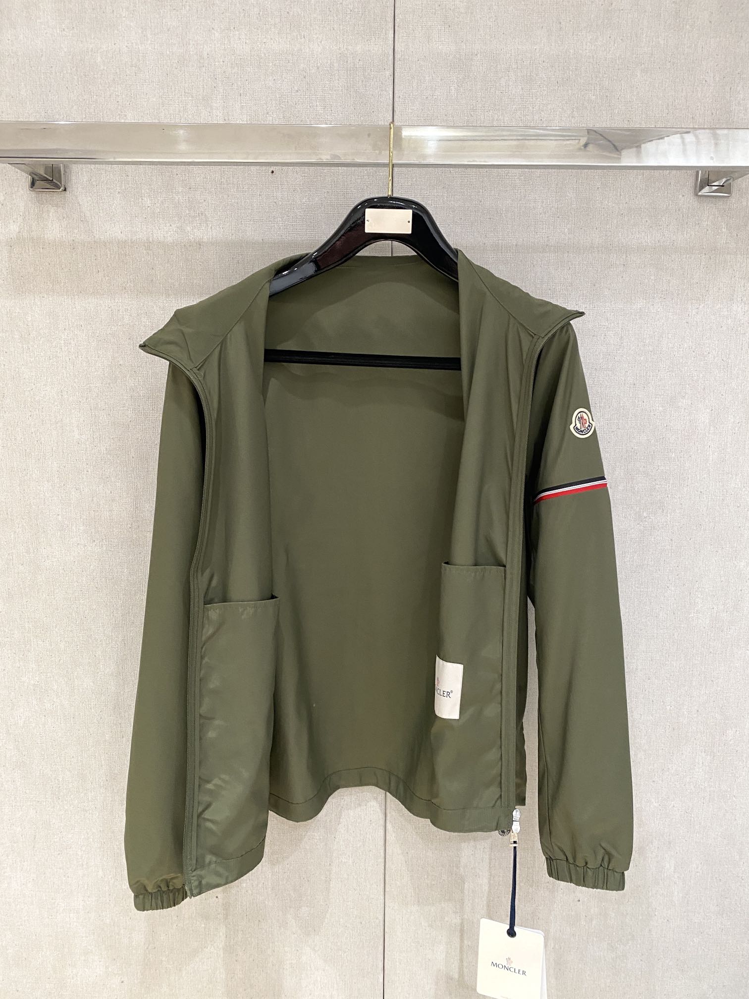 蒙口、2025新品夹克外套，时尚帅气，简约百搭款，袖口刺绣装饰图案logo，定制原版面料，不仅挺括，保持