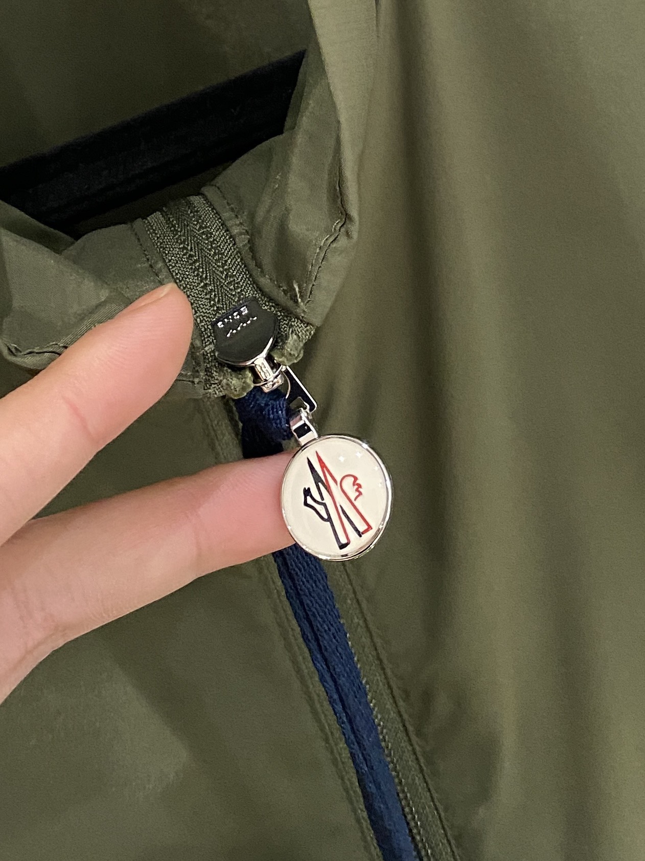 蒙口、2025新品夹克外套，时尚帅气，简约百搭款，袖口刺绣装饰图案logo，定制原版面料，不仅挺括，保持