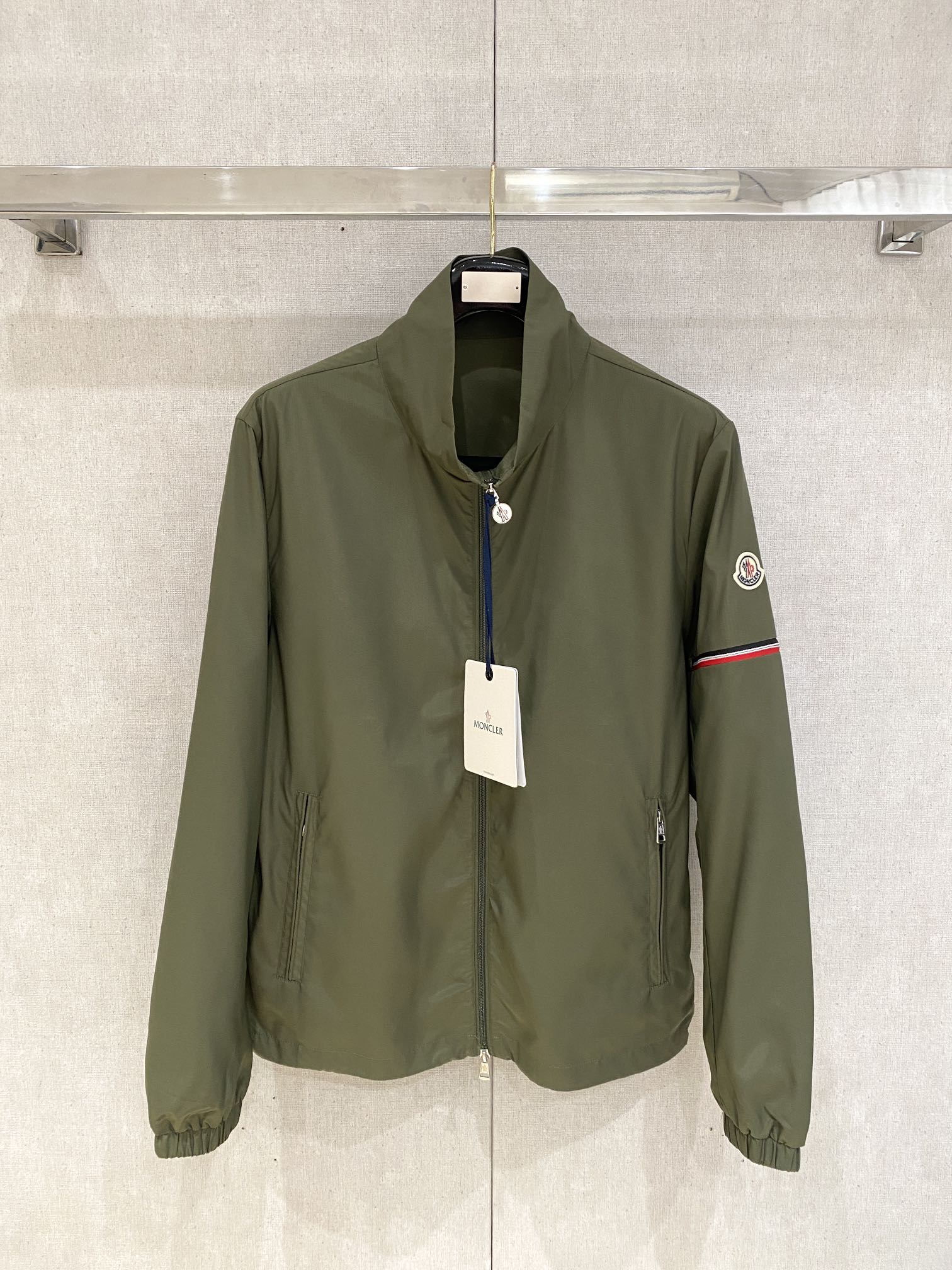 蒙口、2025新品夹克外套，时尚帅气，简约百搭款，袖口刺绣装饰图案logo，定制原版面料，不仅挺括，保持