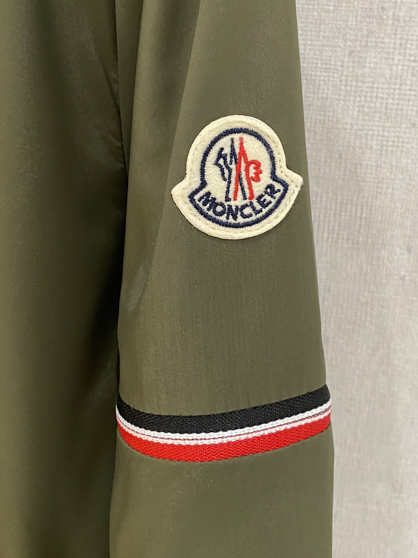 蒙口、2025新品夹克外套，时尚帅气，简约百搭款，袖口刺绣装饰图案logo，定制原版面料，不仅挺括，保持