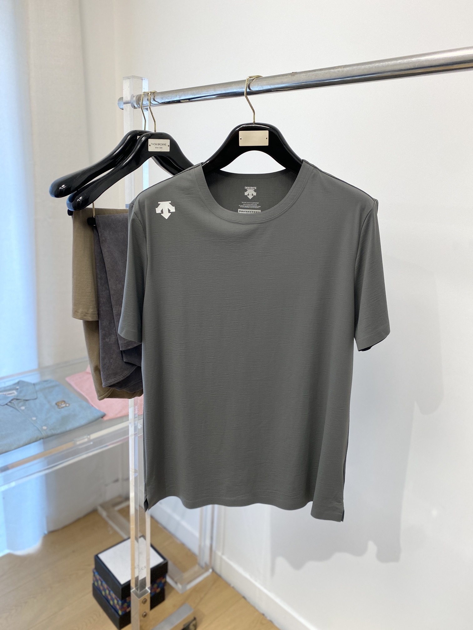 NO:127551,DESCENTE, the latest short-sleeved T-shirt in 2025, handsome and fashionable, top-grade printed pattern logo on the shoulders, simple and versatile style. The fabric cotton is not only crisp, maintains the trendy silhouette, and is comfortable to wear, and the yarn is more delicate, the number M-3XL, T-shirt,tees, t-shirt,alexander wang19860909DESCENTE迪桑特、2025最新款短袖T恤,帅气时尚,肩部顶级印花图案logo,简约百搭款.面料棉 不仅挺括,保持潮流的廓形,又穿着舒适,纱织更细腻,码数M-3XL,,T-shirt,tees，t-shirt,alexander wang,Men's clothing