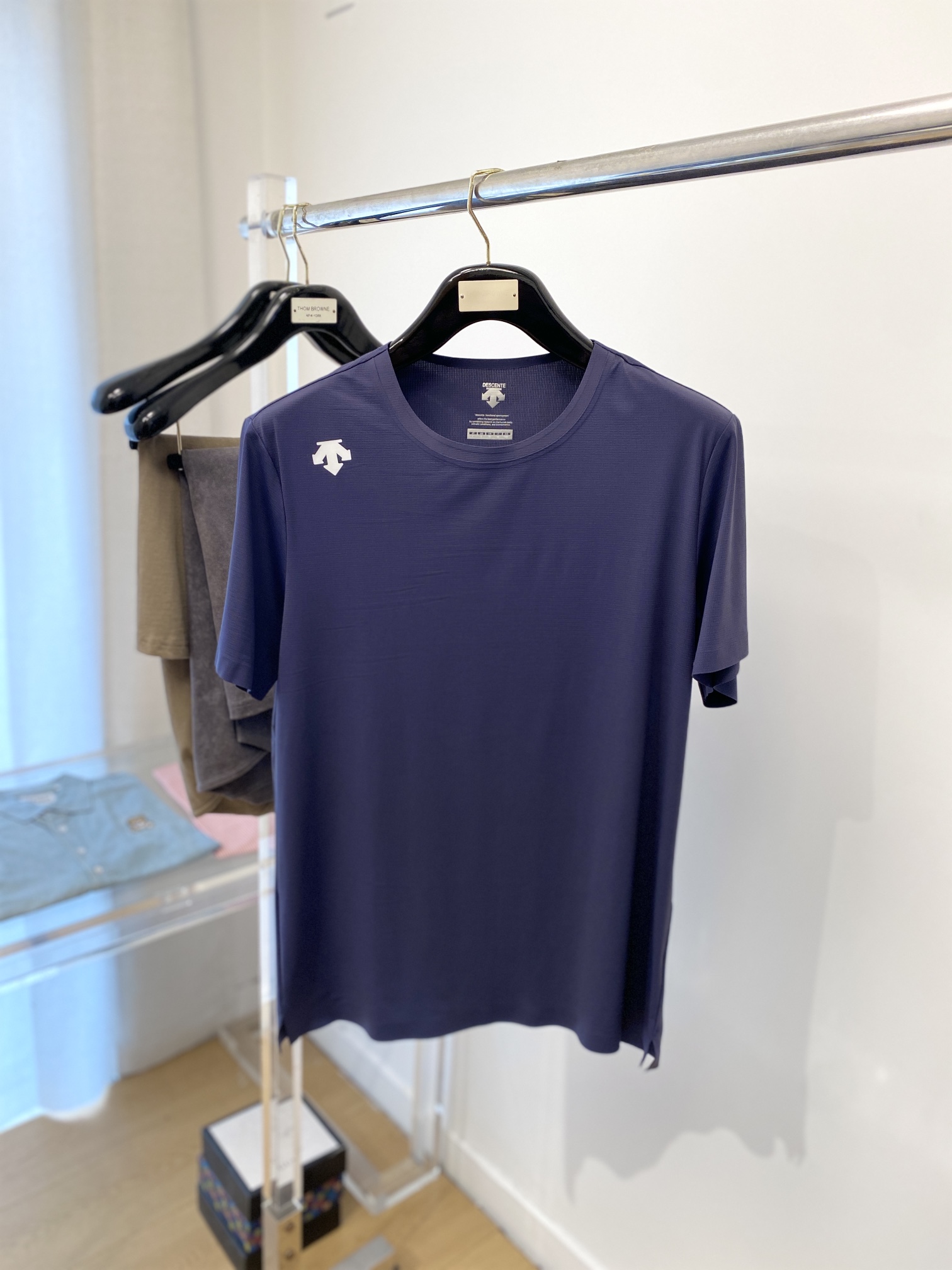 NO:520143,DESCENTE, the latest short-sleeved T-shirt in 2025, handsome and fashionable, top-grade printed pattern logo on the shoulders, simple and versatile style. The fabric cotton is not only crisp, maintains the trendy silhouette, and is comfortable to wear, and the yarn is more delicate, the number M-3XL, T-shirt,tees, t-shirt,alexander wang19860909DESCENTE迪桑特、2025最新款短袖T恤,帅气时尚,肩部顶级印花图案logo,简约百搭款.面料棉 不仅挺括,保持潮流的廓形,又穿着舒适,纱织更细腻,码数M-3XL,,T-shirt,tees，t-shirt,alexander wang,Men's clothing