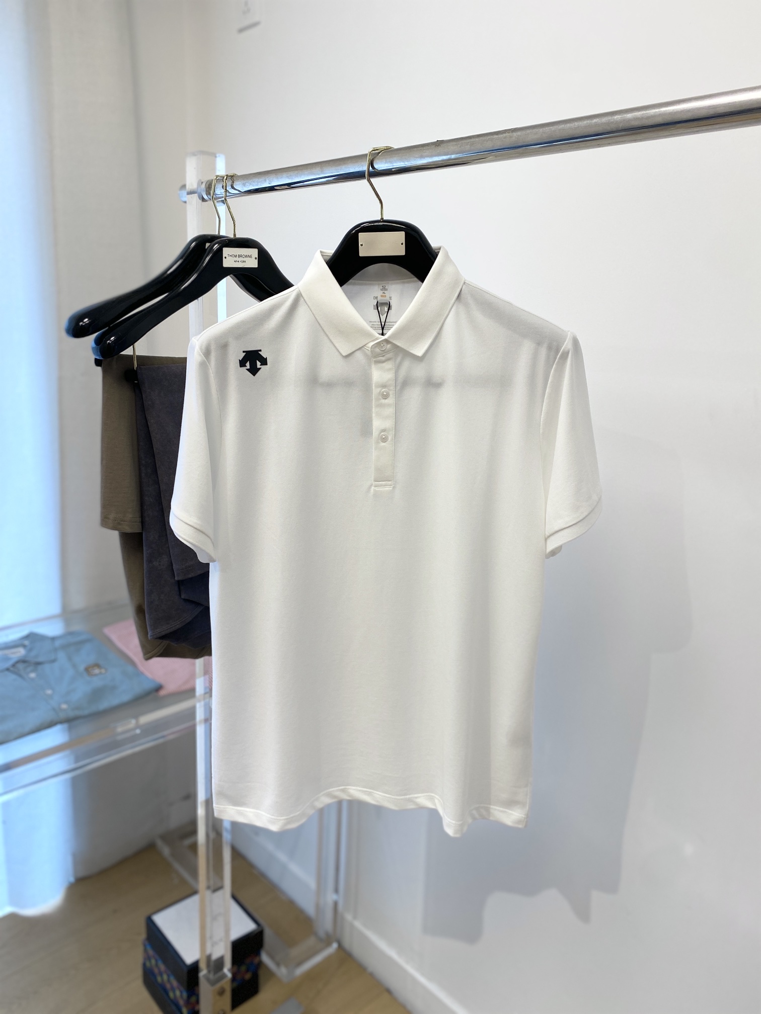 NO:127548,DESCENTE, the latest short-sleeved T-shirt in 2025, handsome and fashionable, top-grade glue-printed pattern logo on the shoulder, simple and versatile style. Fabric cotton is not only crisp, maintains a fashionable silhouette, but also comfortable to wear, and the yarn is more delicate, the number M-3XL, T-shirt,tees, t-shirt,alexander wang19860909DESCENTE迪桑特、2025最新款短袖T恤,帅气时尚,肩部顶级印胶图案logo,简约百搭款.面料棉 不仅挺括,保持潮流的廓形,又穿着舒适,纱织更细腻,码数M-3XL,,T-shirt,tees，t-shirt,alexander wang,Men's clothing