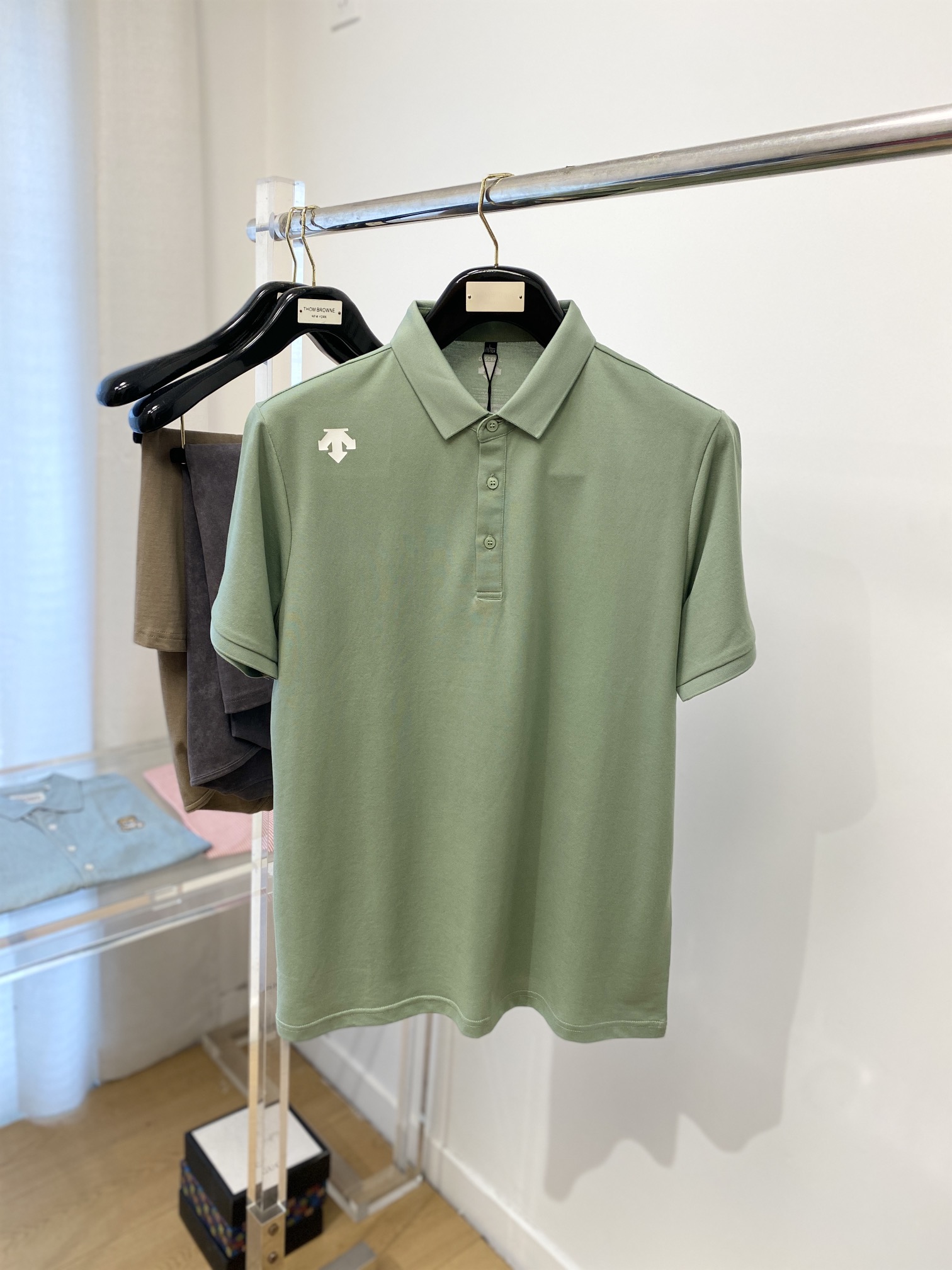 NO:520146,DESCENTE, the latest short-sleeved T-shirt in 2025, handsome and fashionable, top-grade glue-printed pattern logo on the shoulder, simple and versatile style. Fabric cotton is not only crisp, maintains a fashionable silhouette, but also comfortable to wear, and the yarn is more delicate, the number M-3XL, T-shirt,tees, t-shirt,alexander wang19860909DESCENTE迪桑特、2025最新款短袖T恤,帅气时尚,肩部顶级印胶图案logo,简约百搭款.面料棉 不仅挺括,保持潮流的廓形,又穿着舒适,纱织更细腻,码数M-3XL,,T-shirt,tees，t-shirt,alexander wang,Men's clothing