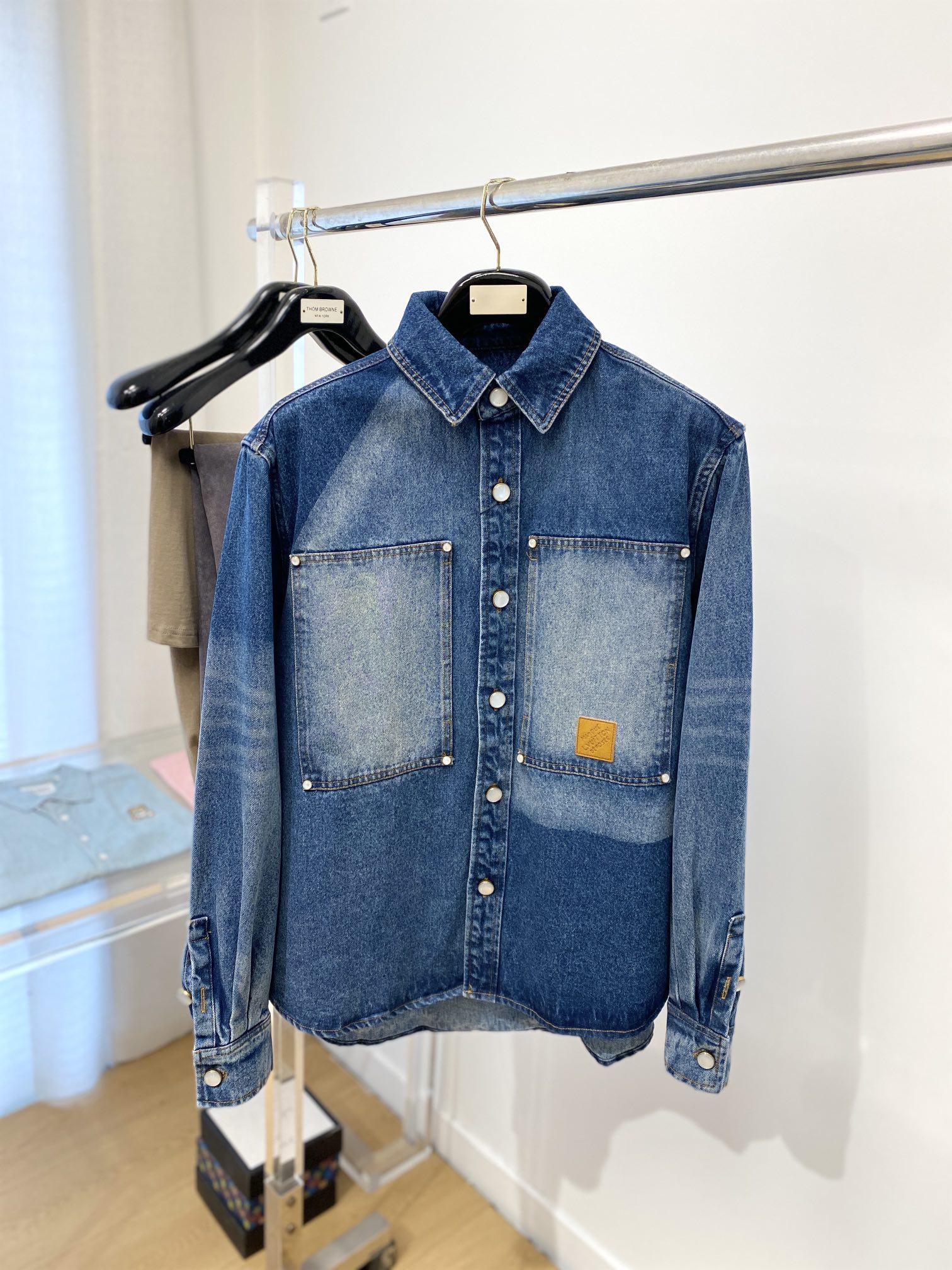 NO:127543,Louis Vuitton, 2025 new denim jacket, fashionable and handsome, simple and versatile style, embroidered decorative letter logo under the clothes, customized original fabric, not only crisp, maintains the trendy silhouette, and is comfortable to wear, and the yarn weaving is more delicate, S-XL,, louis vuitton, loro piana, jackets & coats, alexander wang19860909路易威登、2025新品牛仔外套,时尚帅气,简约百搭款,衣下刺绣装饰字母logo,定制原版面料,不仅挺括,保持潮流的廓形,又穿着舒适,纱织更细腻,码数S-XL,,louis vuitton,loro piana,jackets & coats,alexander wang,Men's clothing