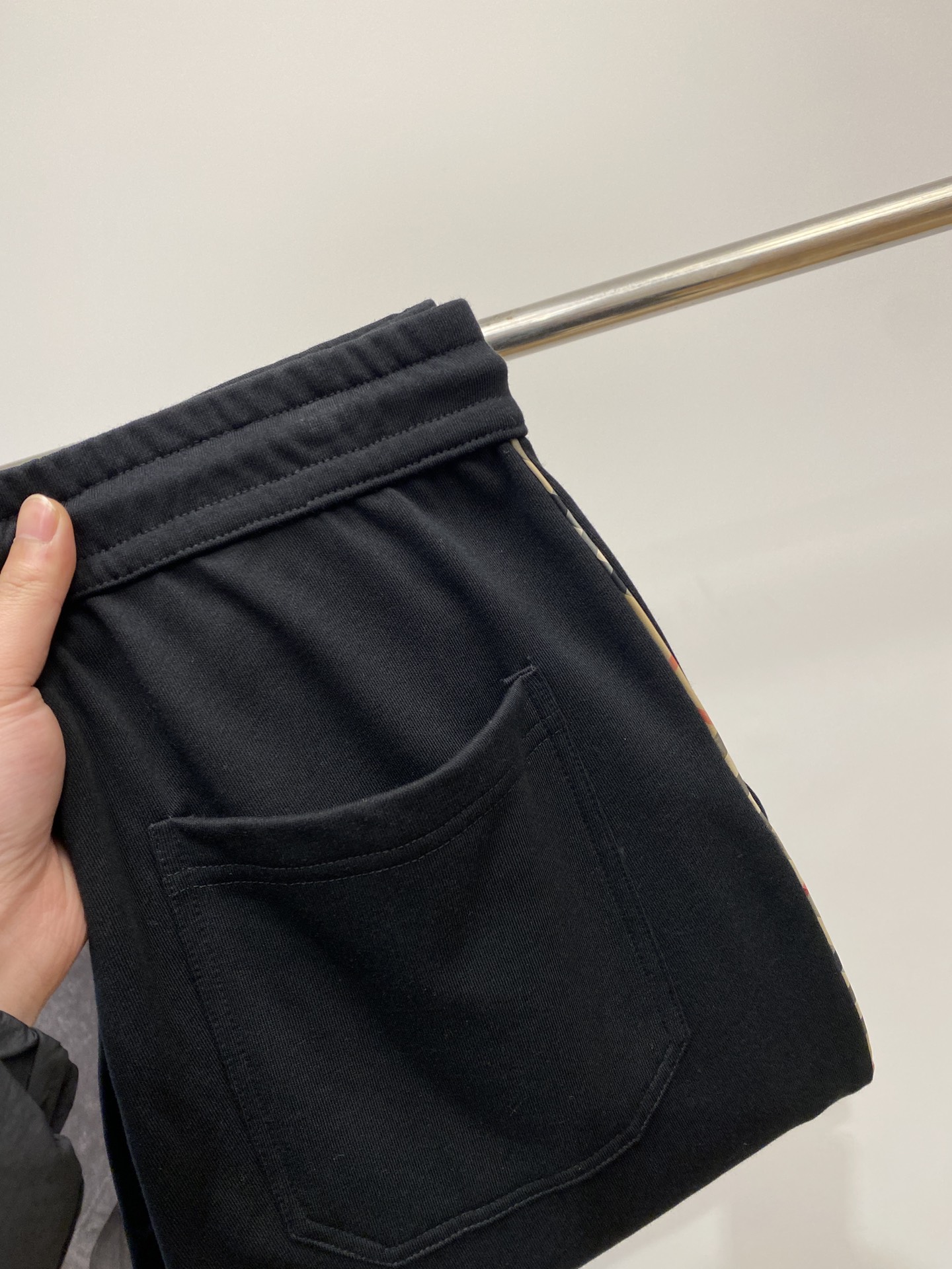 NO:127545,Burberry, 2025 hot casual pants, high elasticity and slimming, simple and versatile, with fine workmanship, every needle can be seen attentively. Many celebrities and internet celebrities love the most, lengthen their body proportions!  Micro-spin ^_^Comfortable fabric Details M-3XL, burberry, loro piana, alexander wang19860909巴宝莉、2025爆款休闲裤 高弹显瘦必爆简约百搭爆款,做工精细,每一针都看得到用心,超多明星网红最爱 拉长身材比例哦！微弹 ^_^舒适面料 细节体码数M-3XL,,burberry,loro piana,alexander wang,Men's clothing