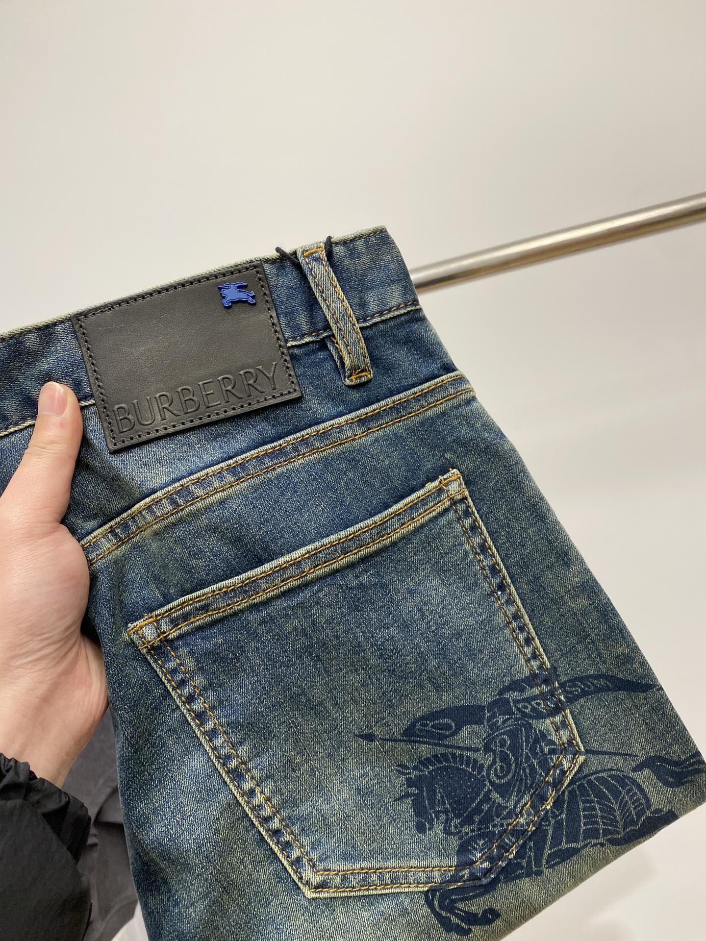 NO:127558,Burberry, 2025 latest products, special counters are available at the same time, original singles, washable casual jeans, imported original washable elastic fabric, comfortable and elastic, original hardware and auxiliary decorative logo, super positive style, extremely high grade, counter quality, fashionable and stylish upper body, 29-38, burberry, jeans, alexander wang19860909巴宝莉、2025最新品,专柜同步有售,原单狠货,水洗休闲牛仔裤,进口原版水洗弹力面料,舒适有弹性,原版五金辅料装饰logo,版型超正,档次极高,专柜品质,上身时尚有型,码数29-38,,burberry,jeans,alexander wang,Men's clothing