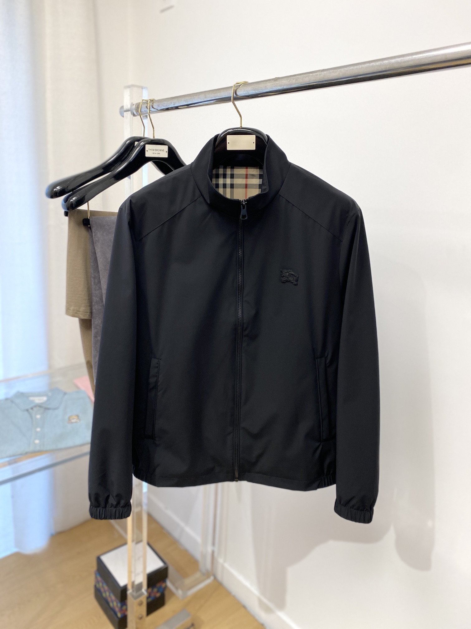 NO:127546,Burberry, 2025 new jacket jacket, fashionable and handsome, simple and versatile style, chest embroidery decorative pattern logo, customized original fabric, not only crisp, maintains the trendy silhouette, and is comfortable to wear, the yarn weaving is more delicate, the number M-3XL, burberry, jackets & coats, jackets & coats, alexander wang19860909巴宝莉、2025新品夹克外套,时尚帅气,简约百搭款,胸前刺绣装饰图案logo,定制原版面料,不仅挺括,保持潮流的廓形,又穿着舒适,纱织更细腻,码数M-3XL,,burberry,jackets & coats,jackets & coats,alexander wang,Men's clothing