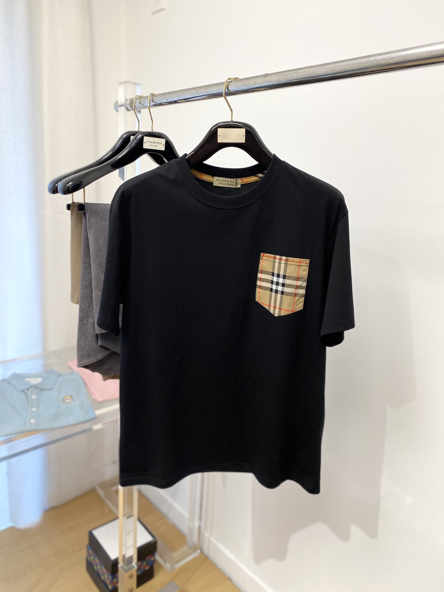 NO:127554,Burberry, the latest short-sleeved T-shirt in 2025, handsome and fashionable, classic Burberry checked logo on the chest, simple and versatile. The fabric cotton is not only crisp, maintains the trendy silhouette, but also comfortable to wear, and the yarn is more delicate, the number M-3XL, burberry, T-shirt, tees, t-shirt, alexander wang19860909巴宝莉、2025最新款短袖T恤,帅气时尚,胸前经典巴宝莉格纹logo,简约百搭款.面料棉 不仅挺括,保持潮流的廓形,又穿着舒适,纱织更细腻,码数M-3XL,,burberry,T-shirt,tees，t-shirt,alexander wang,Men's clothing