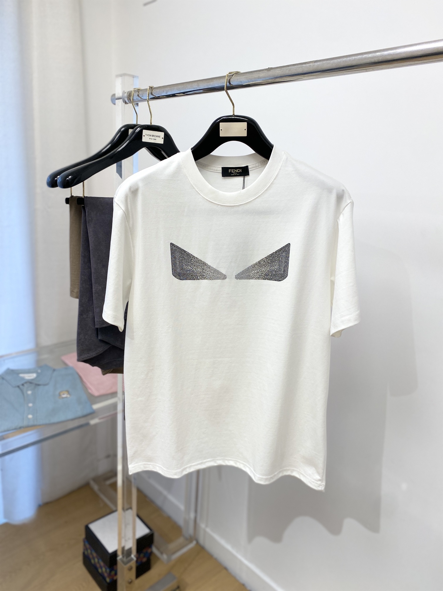 NO:127557,Fendi, the latest short-sleeved T-shirt in 2025, handsome and fashionable, top-grade diamond pattern logo on the chest, simple and versatile. Fabric cotton is not only crisp, maintains a fashionable silhouette, but also comfortable to wear, and the yarn is more delicate, the number M-3XL, fendi, T-shirt, tees, t-shirt, alexander wang19860909芬迪、2025最新款短袖T恤,帅气时尚,胸前顶级烫钻图案logo,简约百搭款.面料棉 不仅挺括,保持潮流的廓形,又穿着舒适,纱织更细腻,码数M-3XL,,fendi,T-shirt,tees，t-shirt,alexander wang,Men's clothing