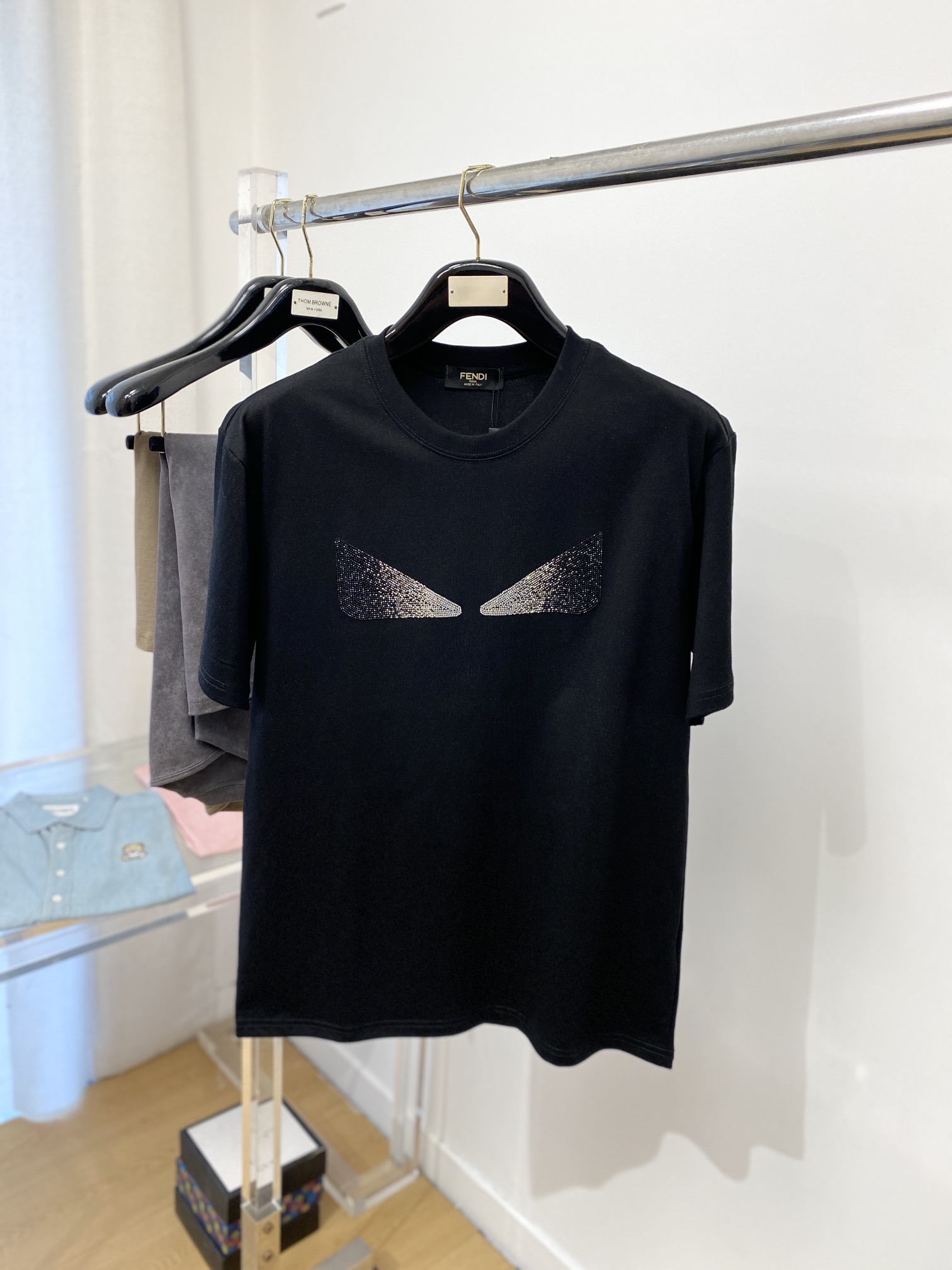 NO:127560,Fendi, the latest short-sleeved T-shirt in 2025, handsome and fashionable, top-grade diamond pattern logo on the chest, simple and versatile. Fabric cotton is not only crisp, maintains a fashionable silhouette, but also comfortable to wear, and the yarn is more delicate, the number M-2XL, fendi, T-shirt, tees, t-shirt, alexander wang19860909芬迪、2025最新款短袖T恤,帅气时尚,胸前顶级烫钻图案logo,简约百搭款.面料棉 不仅挺括,保持潮流的廓形,又穿着舒适,纱织更细腻,码数M-2XL,,fendi,T-shirt,tees，t-shirt,alexander wang,Men's clothing