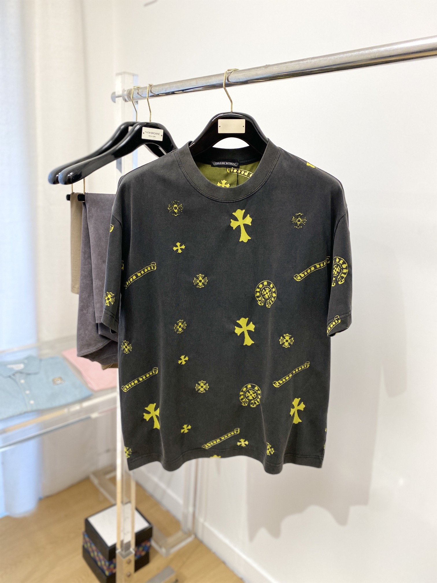 NO:127563,Croxin, the latest short-sleeved T-shirt in 2025, handsome and fashionable, top-level digital positioning and fixed pattern logo, simple and versatile. Fabric cotton is not only crisp, maintains a fashionable silhouette, but also comfortable to wear, and the yarn is more delicate, the number M-3XL, chrome hearts, T-shirt, tees, t-shirt, alexander wang19860909克罗心、2025最新款短袖T恤,帅气时尚,顶级数码定位定织图案logo,简约百搭款.面料棉 不仅挺括,保持潮流的廓形,又穿着舒适,纱织更细腻,码数M-3XL,,chrome hearts,T-shirt,tees，t-shirt,alexander wang,Men's clothing