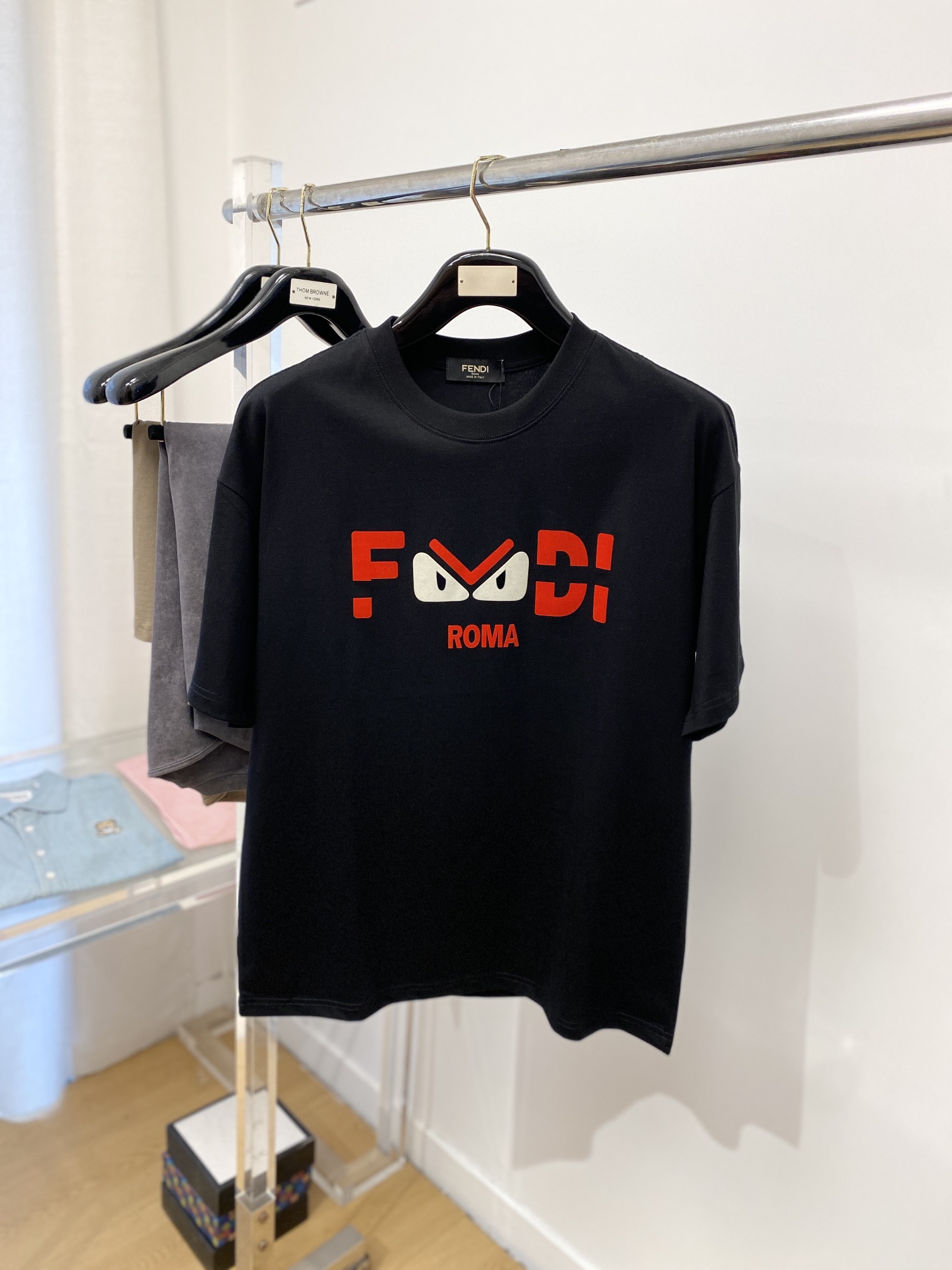 NO:127566,Fendi, the latest short-sleeved T-shirt in 2025, handsome and fashionable, top-grade printed letter pattern logo on the chest, simple and versatile style. The fabric cotton is not only crisp, maintains the trendy silhouette, and is comfortable to wear, and the yarn is more delicate, the number M-3XL, fendi, T-shirt, tees, t-shirt, alexander wang19860909芬迪、2025最新款短袖T恤,帅气时尚,胸前顶级印胶字母图案logo,简约百搭款.面料棉 不仅挺括,保持潮流的廓形,又穿着舒适,纱织更细腻,码数M-3XL,,fendi,T-shirt,tees，t-shirt,alexander wang,Men's clothing