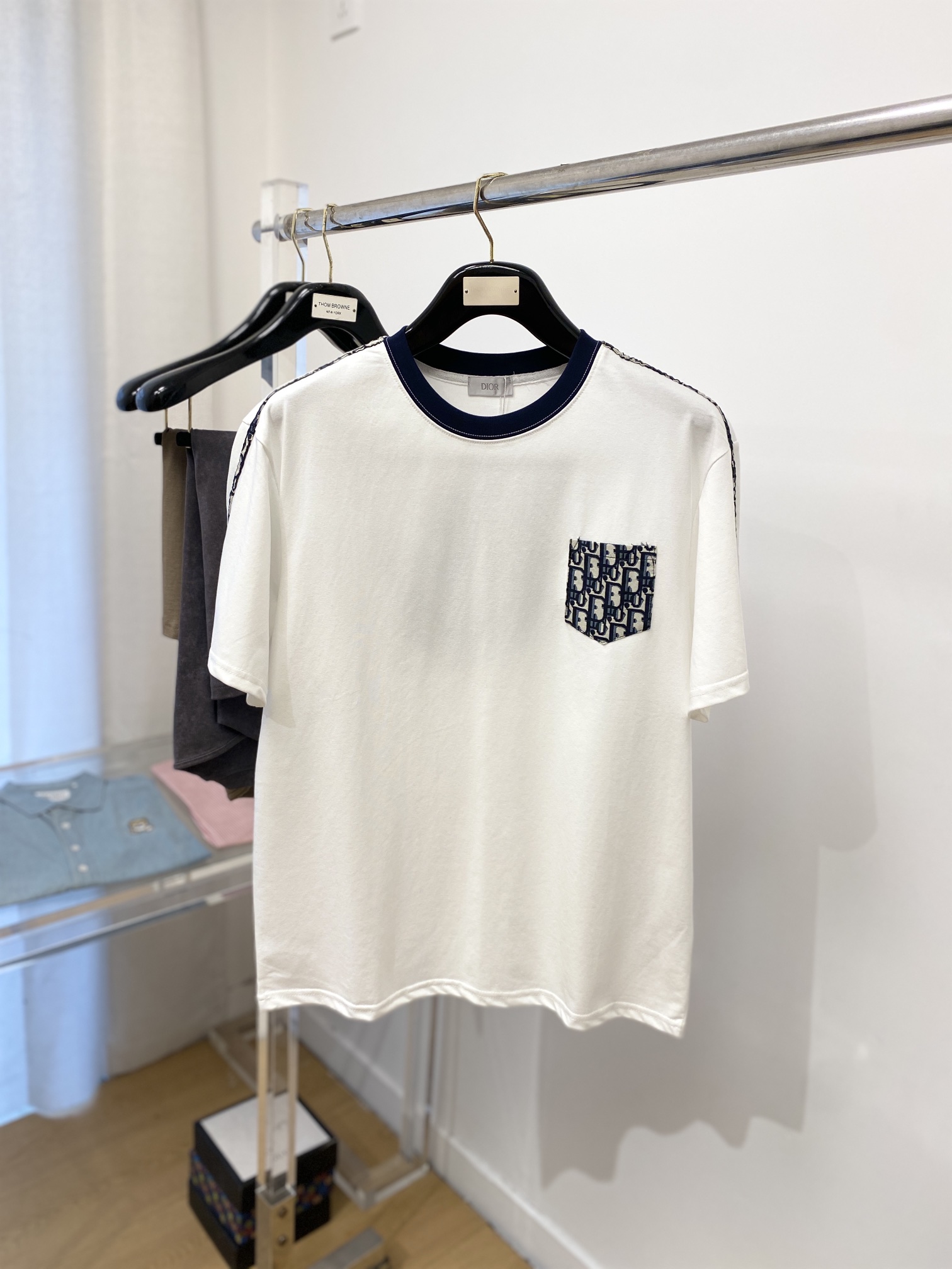 NO:127569,Dior, 2025's latest short-sleeved T-shirt, handsome and fashionable, top-quality letter logo on the chest, simple and versatile. Fabric cotton is not only crisp, maintains a fashionable silhouette, but also comfortable to wear, and the yarn is more delicate, the number M-3XL,,dior,T-shirt,tees,t-shirt,alexander wang19860909迪奥、2025最新款短袖T恤,帅气时尚,胸前顶级定织字母logo,简约百搭款.面料棉 不仅挺括,保持潮流的廓形,又穿着舒适,纱织更细腻,码数M-3XL,,dior,T-shirt,tees，t-shirt,alexander wang,Men's clothing