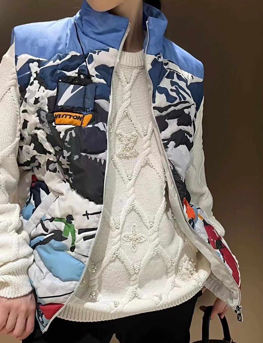 NO:127571,Louis Vuitton, the latest men's thin cotton vests, soft and comfortable fabric.  The upper body style is excellent.  zipper.  The auxiliary materials are all customer-supplied and imported fabrics, which are light and comfortable, warm and stylish, simple and generous styles!  The best choice for lightweight and warmth, autumn and winter cold protection. Code Digital 46-52,,louis vuitton,alexander wang19860909路易威登、2025最新款男士轻薄棉马甲、面料柔软舒适 ．上身版型超赞 ．拉链．辅料都是客供 、进口面料,轻便舒适,保暖有型、简单大方款式！轻便保暖、秋冬御寒的最佳选择 码数码 46-52,,louis vuitton,alexander wang,Men's clothing