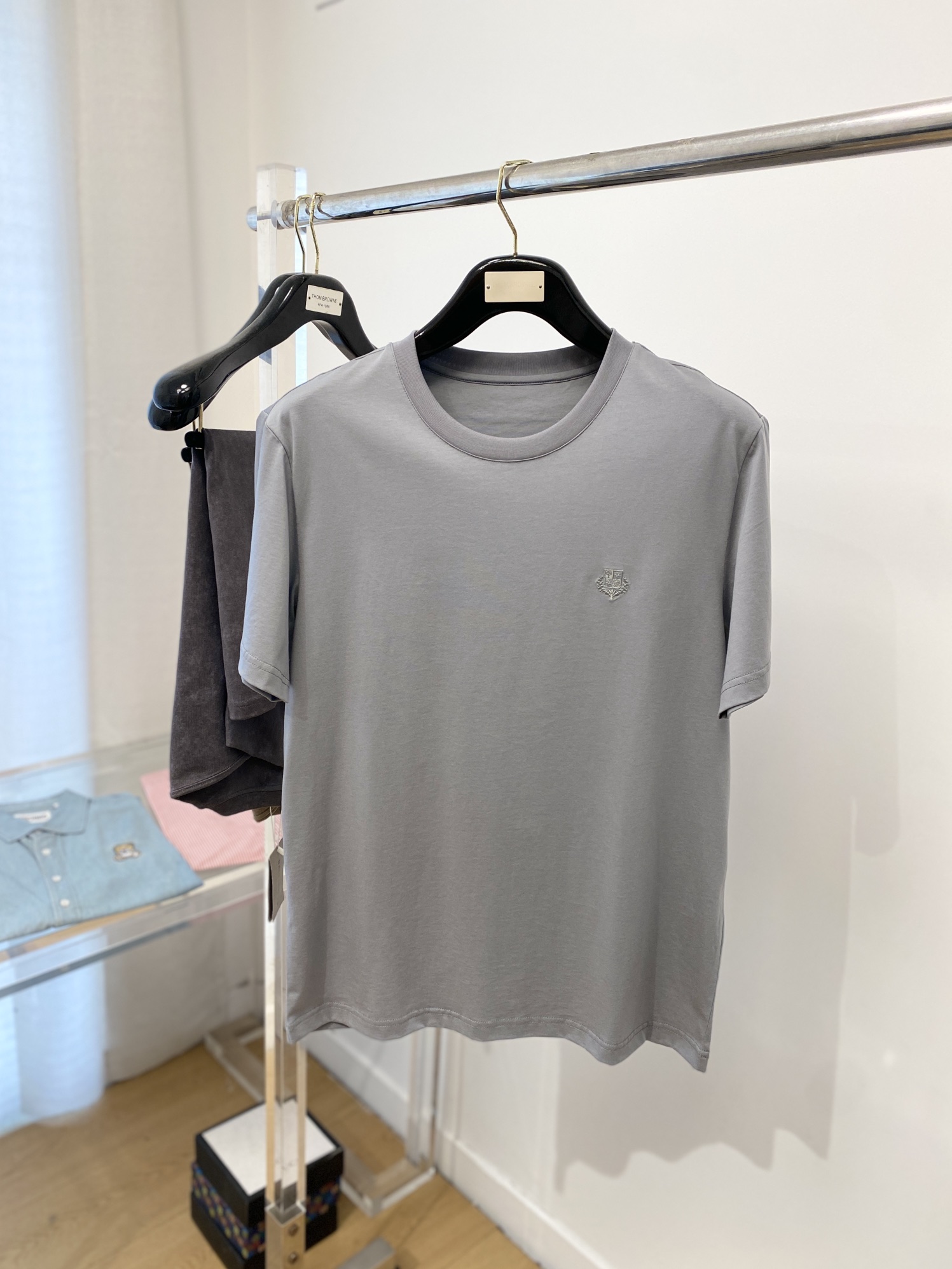 NO:148450,LP, the latest short-sleeved T-shirt in 2025, handsome and fashionable, exquisite embroidered pattern logo on the chest, simple and versatile style. The fabric cotton is not only crisp, maintains the trendy silhouette, but also comfortable to wear, and the yarn is more delicate, the number M-3XL, loro piana, T-shirt, tees, t-shirt, alexander wang19860909LP、2025最新款短袖T恤,帅气时尚,胸前精致刺绣图案logo,简约百搭款.面料棉 不仅挺括,保持潮流的廓形,又穿着舒适,纱织更细腻,码数M-3XL,,loro piana,T-shirt,tees，t-shirt,alexander wang,Men's clothing