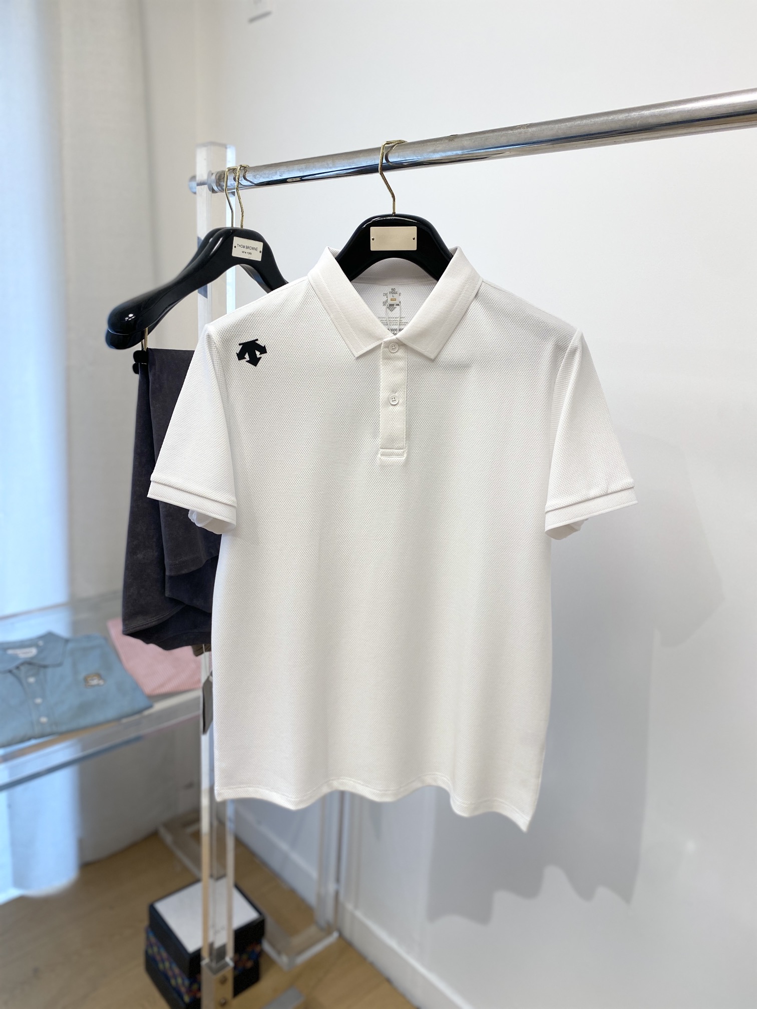 NO:159473,DESCENTE, the latest short-sleeved T-shirt in 2025, handsome and fashionable, top-grade glue-printed pattern logo on the shoulder, simple and versatile style. Fabric cotton is not only crisp, maintains a fashionable silhouette, but also comfortable to wear, and the yarn is more delicate, the number M-3XL, T-shirt,tees, t-shirt,alexander wang19860909DESCENTE迪桑特、2025最新款短袖T恤,帅气时尚,肩部顶级印胶图案logo,简约百搭款.面料棉 不仅挺括,保持潮流的廓形,又穿着舒适,纱织更细腻,码数M-3XL,,T-shirt,tees，t-shirt,alexander wang,Men's clothing