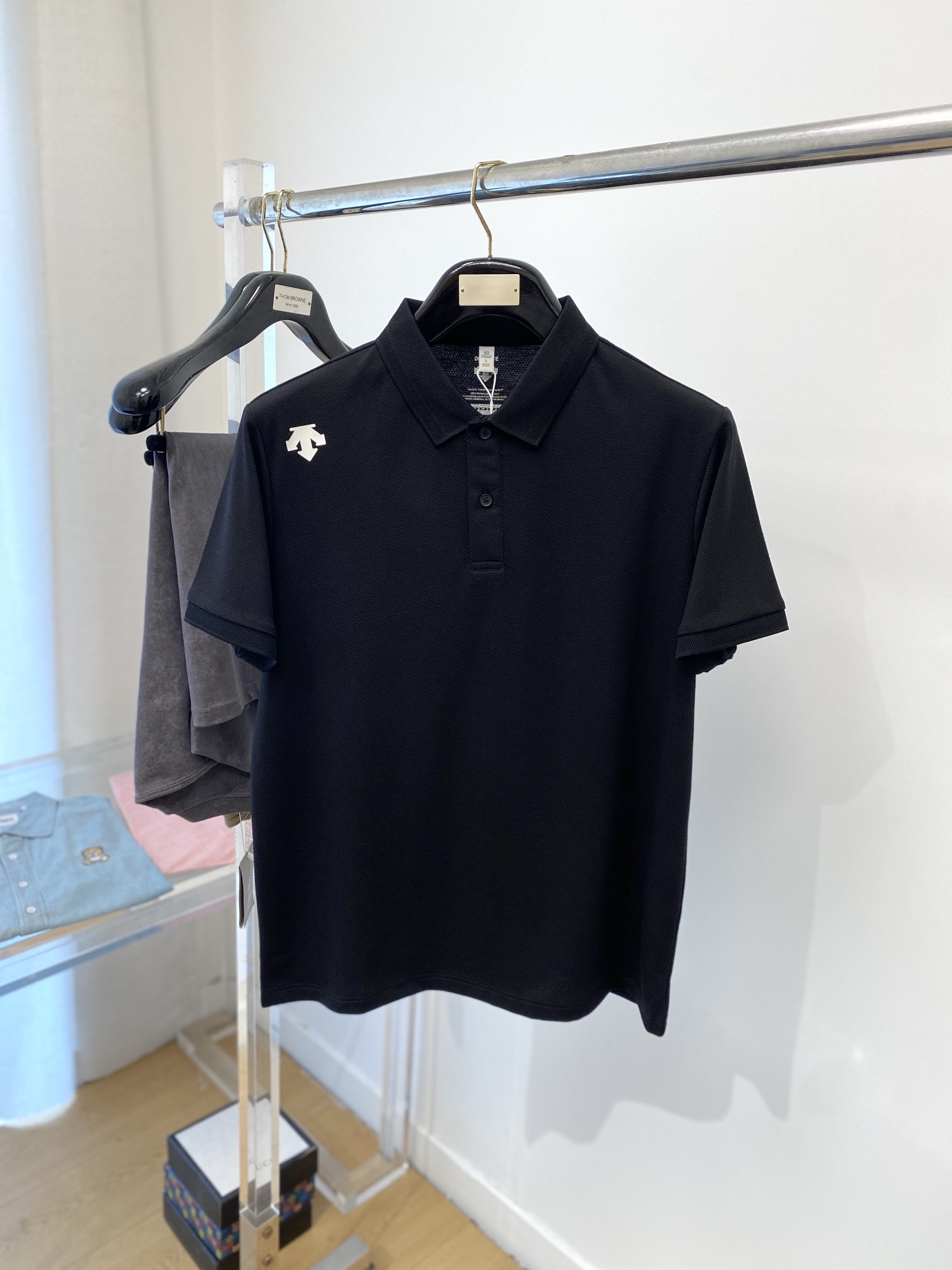 NO:520136,DESCENTE, the latest short-sleeved T-shirt in 2025, handsome and fashionable, top-grade glue-printed pattern logo on the shoulder, simple and versatile style. Fabric cotton is not only crisp, maintains a fashionable silhouette, but also comfortable to wear, and the yarn is more delicate, the number M-3XL, T-shirt,tees, t-shirt,alexander wang19860909DESCENTE迪桑特、2025最新款短袖T恤,帅气时尚,肩部顶级印胶图案logo,简约百搭款.面料棉 不仅挺括,保持潮流的廓形,又穿着舒适,纱织更细腻,码数M-3XL,,T-shirt,tees，t-shirt,alexander wang,Men's clothing