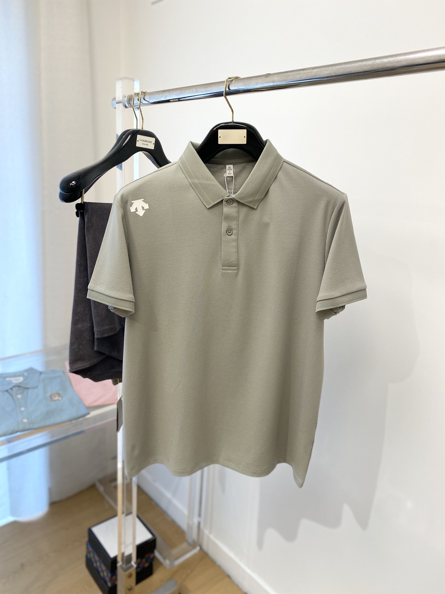 NO:159469,DESCENTE, the latest short-sleeved T-shirt in 2025, handsome and fashionable, top-grade glue-printed pattern logo on the shoulder, simple and versatile style. Fabric cotton is not only crisp, maintains a fashionable silhouette, but also comfortable to wear, and the yarn is more delicate, the number M-3XL, T-shirt,tees, t-shirt,alexander wang19860909DESCENTE迪桑特、2025最新款短袖T恤,帅气时尚,肩部顶级印胶图案logo,简约百搭款.面料棉 不仅挺括,保持潮流的廓形,又穿着舒适,纱织更细腻,码数M-3XL,,T-shirt,tees，t-shirt,alexander wang,Men's clothing