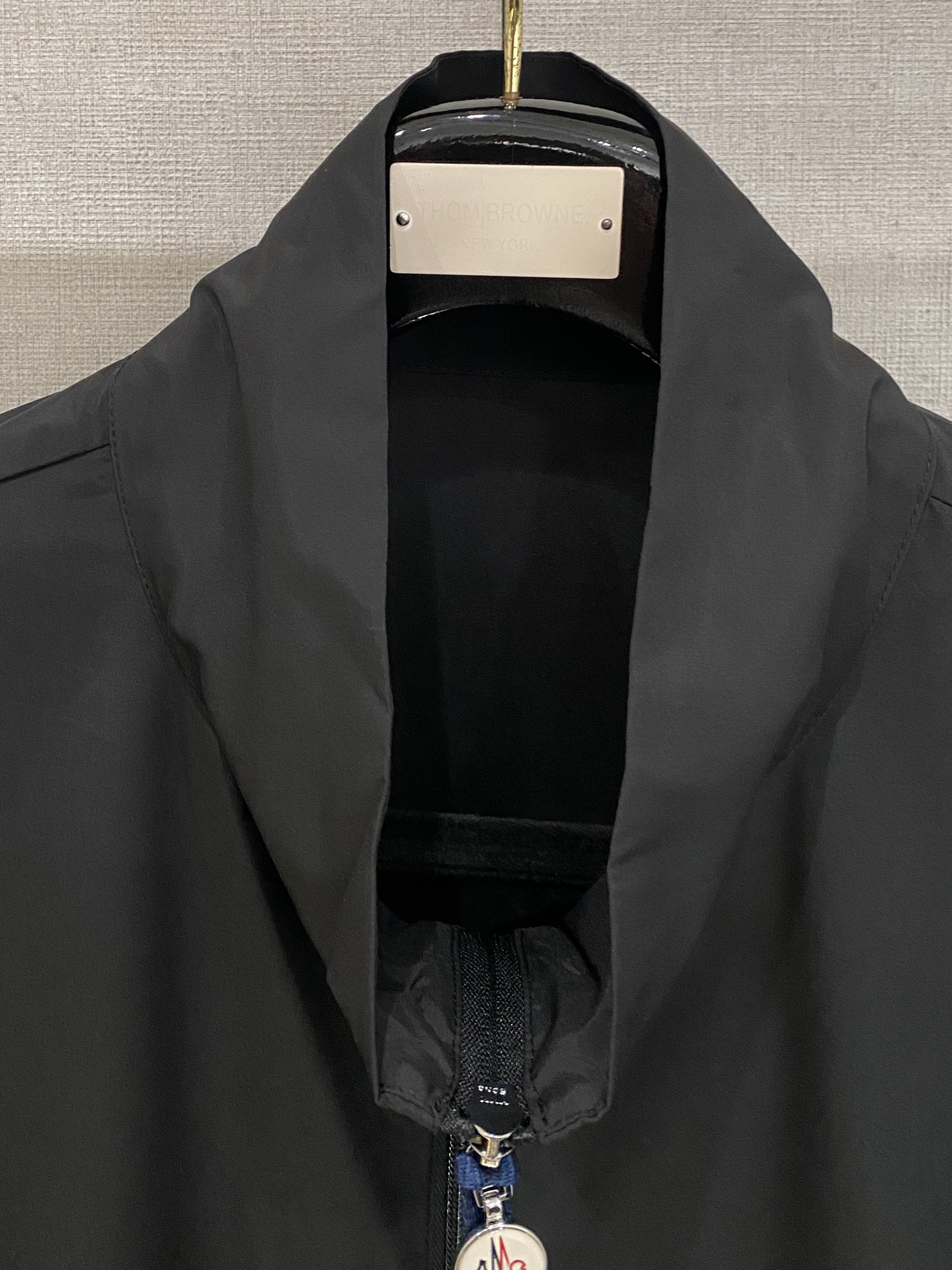 蒙口、2025新品夹克外套，时尚帅气，简约百搭款，袖口刺绣装饰图案logo，定制原版面料，不仅挺括，保持