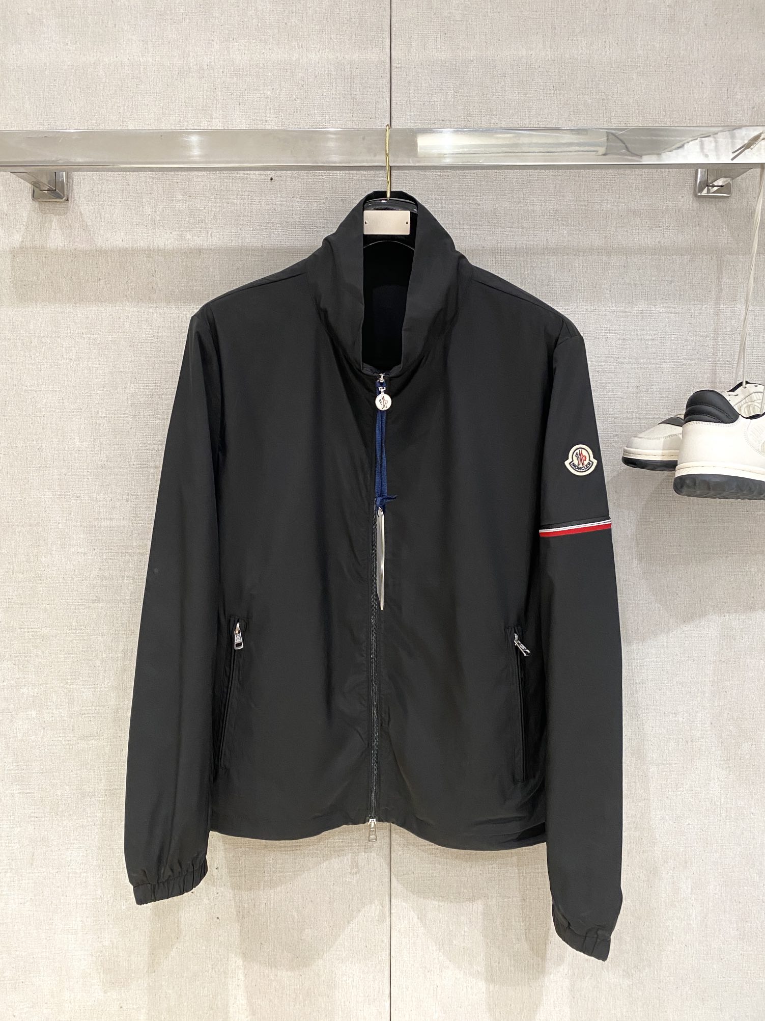 蒙口、2025新品夹克外套，时尚帅气，简约百搭款，袖口刺绣装饰图案logo，定制原版面料，不仅挺括，保持