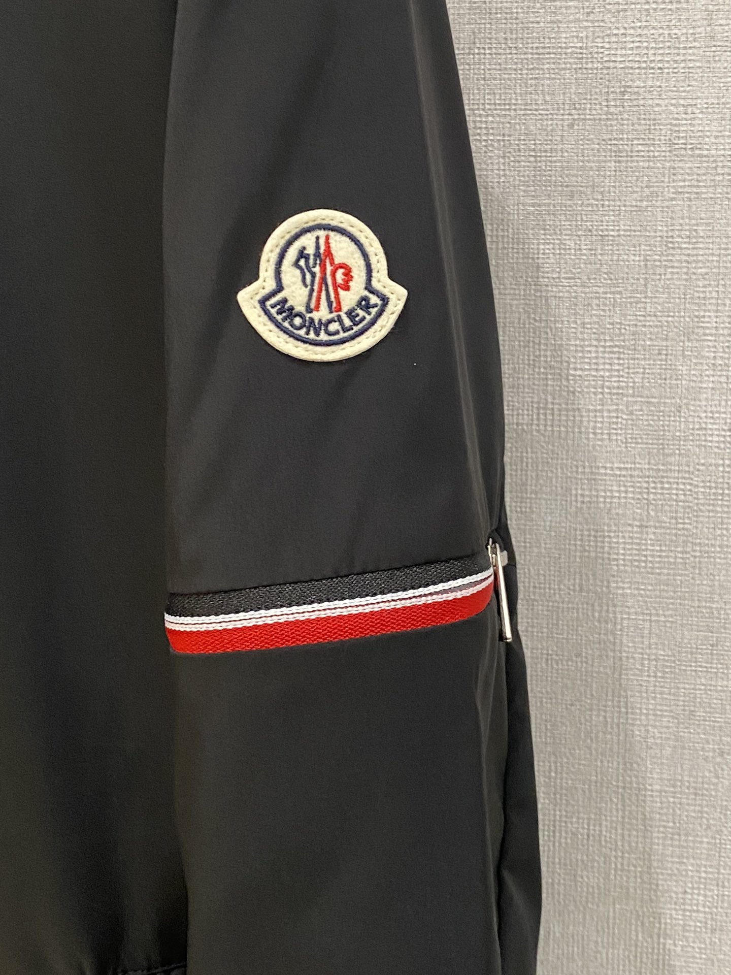 蒙口、2025新品夹克外套，时尚帅气，简约百搭款，袖口刺绣装饰图案logo，定制原版面料，不仅挺括，保持