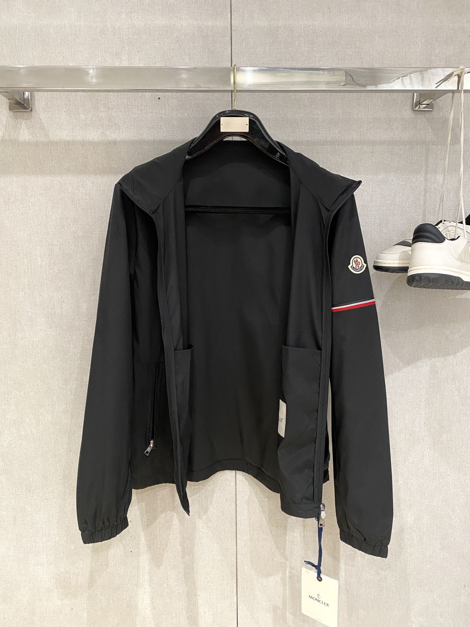 蒙口、2025新品夹克外套，时尚帅气，简约百搭款，袖口刺绣装饰图案logo，定制原版面料，不仅挺括，保持