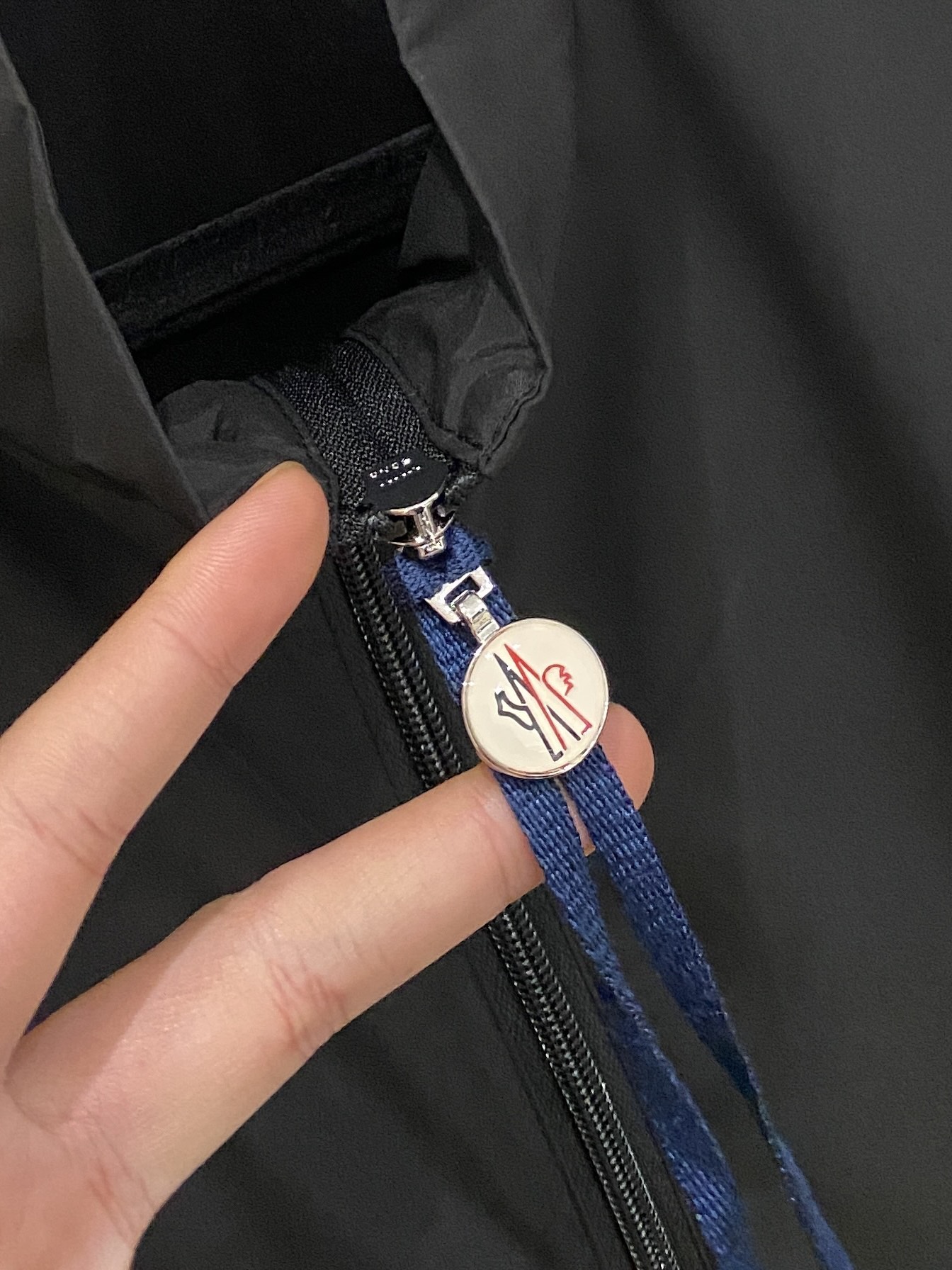 蒙口、2025新品夹克外套，时尚帅气，简约百搭款，袖口刺绣装饰图案logo，定制原版面料，不仅挺括，保持