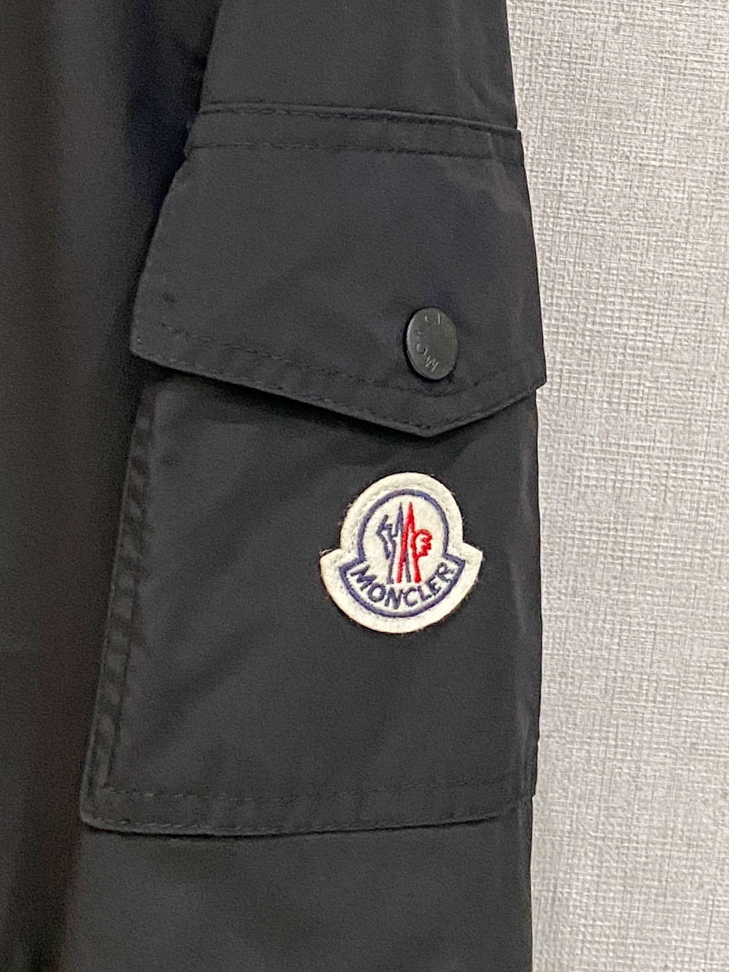 蒙口、2025新品夹克外套，时尚帅气，简约百搭款，袖口刺绣装饰图案logo，定制原版面料，不仅挺括，保持