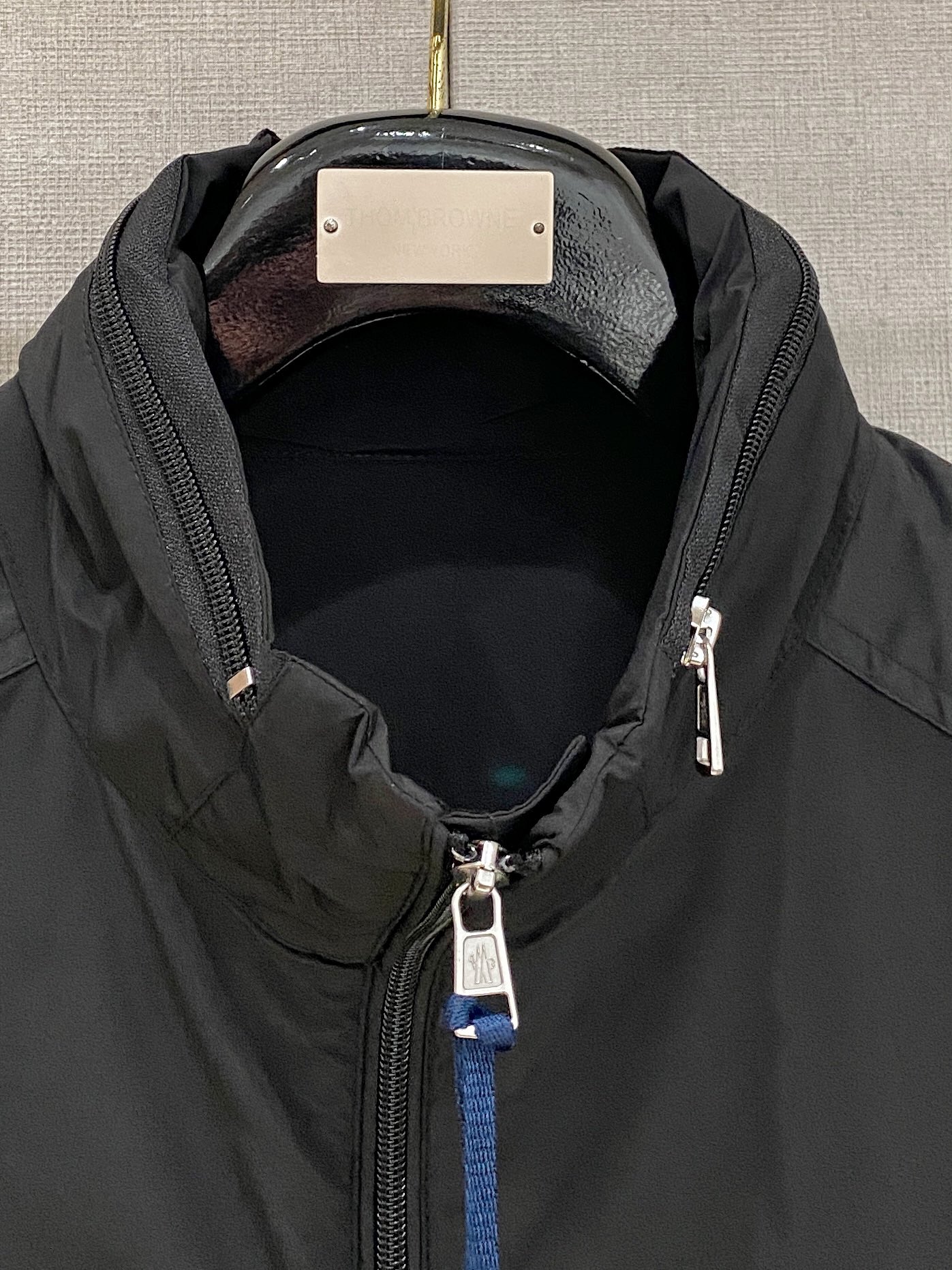 蒙口、2025新品夹克外套，时尚帅气，简约百搭款，袖口刺绣装饰图案logo，定制原版面料，不仅挺括，保持