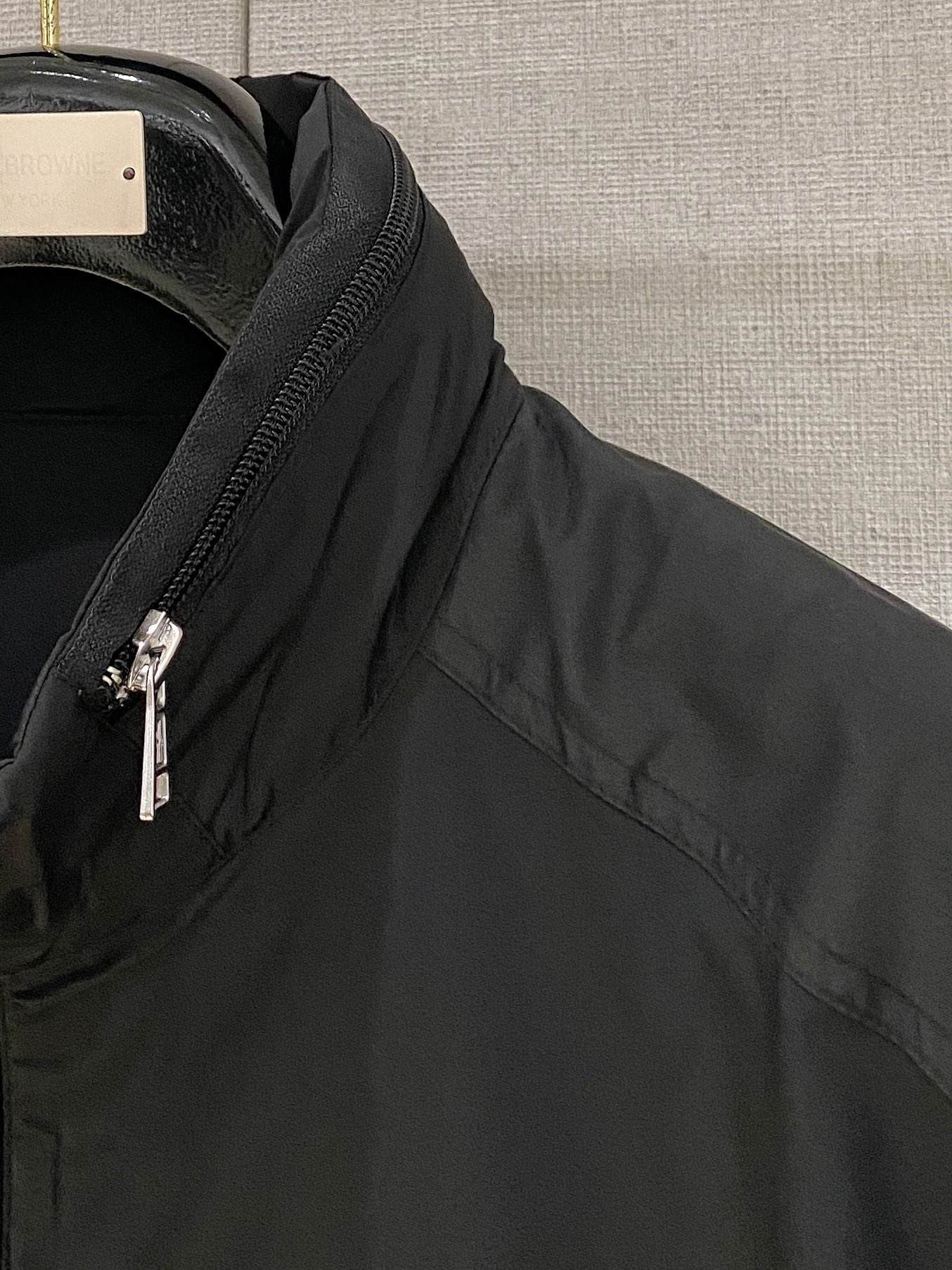 蒙口、2025新品夹克外套，时尚帅气，简约百搭款，袖口刺绣装饰图案logo，定制原版面料，不仅挺括，保持