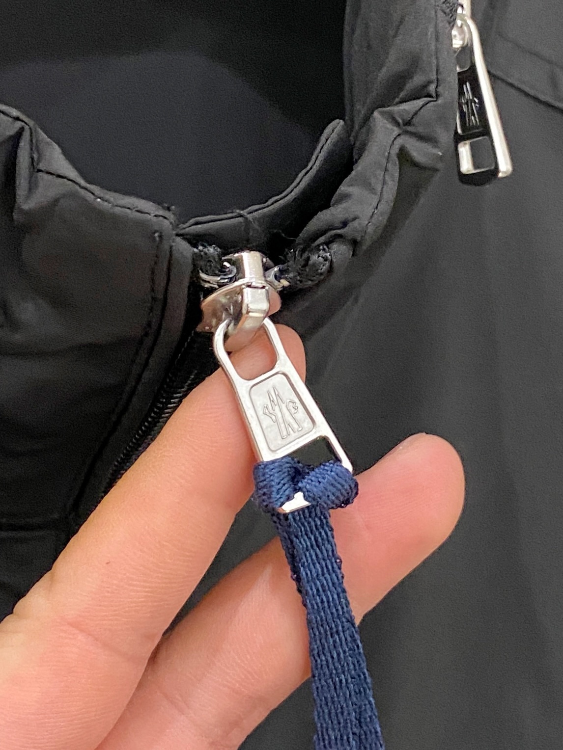 蒙口、2025新品夹克外套，时尚帅气，简约百搭款，袖口刺绣装饰图案logo，定制原版面料，不仅挺括，保持