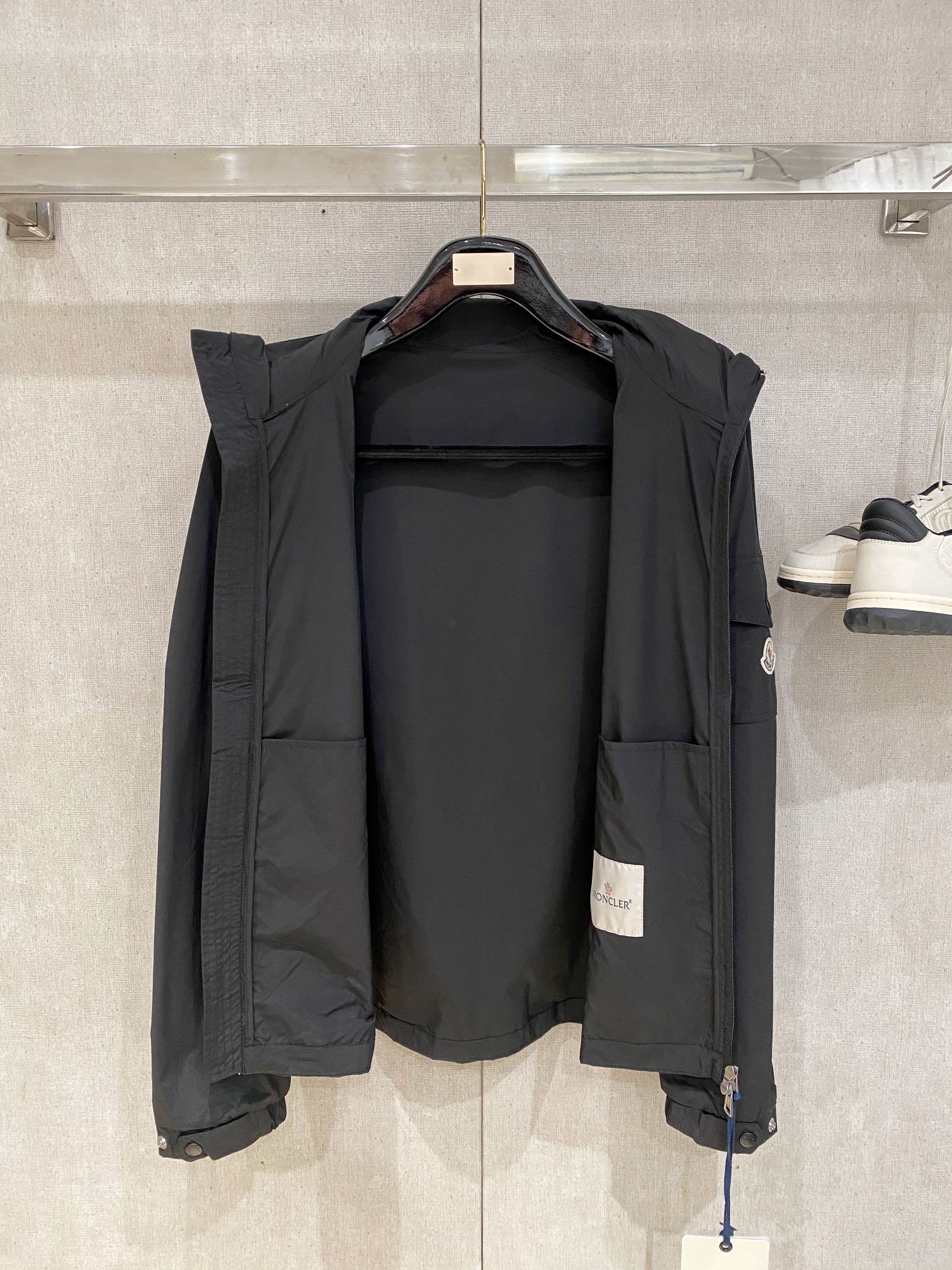 蒙口、2025新品夹克外套，时尚帅气，简约百搭款，袖口刺绣装饰图案logo，定制原版面料，不仅挺括，保持