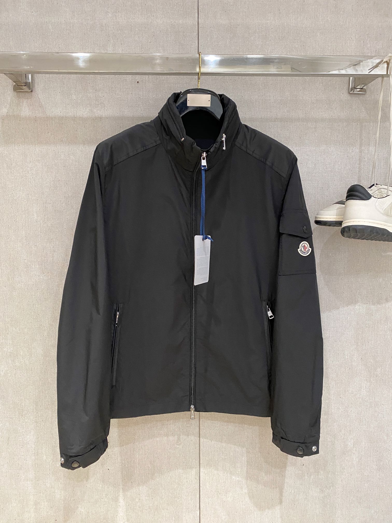 蒙口、2025新品夹克外套，时尚帅气，简约百搭款，袖口刺绣装饰图案logo，定制原版面料，不仅挺括，保持