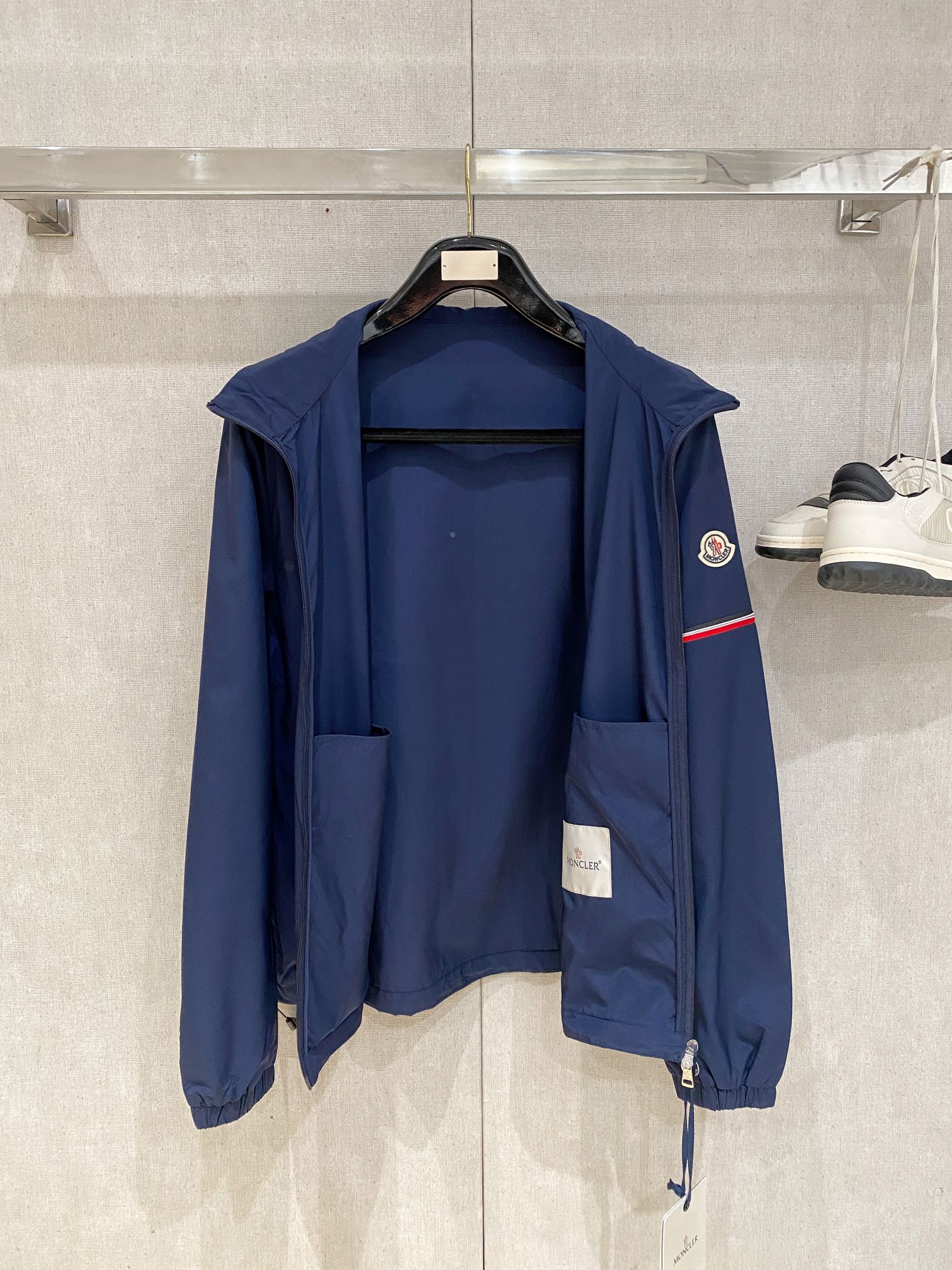 蒙口、2025新品夹克外套，时尚帅气，简约百搭款，袖口刺绣装饰图案logo，定制原版面料，不仅挺括，保持