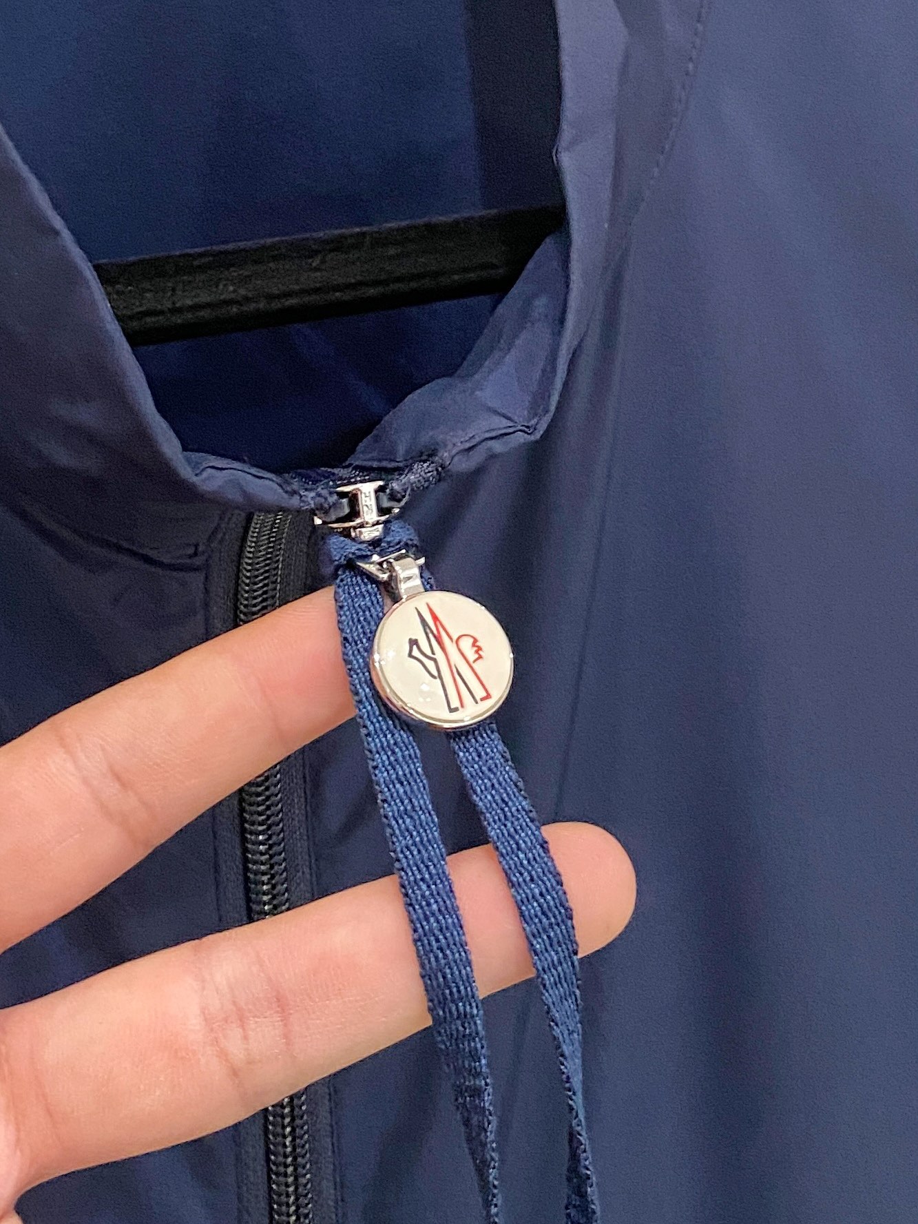 蒙口、2025新品夹克外套，时尚帅气，简约百搭款，袖口刺绣装饰图案logo，定制原版面料，不仅挺括，保持