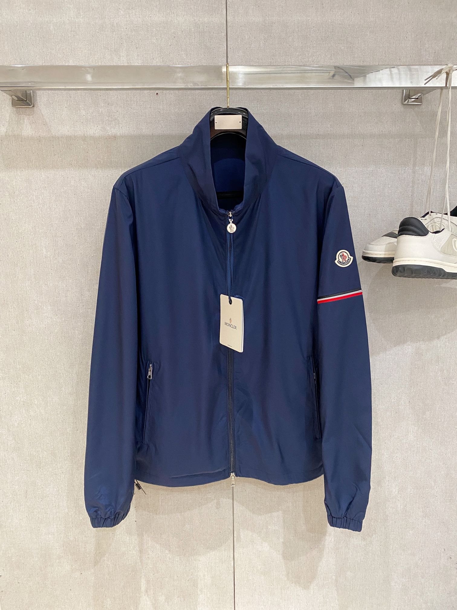 NO:546626,The cover, 2025 new jacket jacket, fashionable and handsome, simple and versatile style, cuff embroidery decorative pattern logo, customized original fabric, not only crisp, maintains the trendy silhouette, and is comfortable to wear, the yarn weaving is more delicate, the number M-3Xl, Moncler, jackets & coats, jackets & coats, alexander wang19860909蒙口、2025新品夹克外套,时尚帅气,简约百搭款,袖口刺绣装饰图案logo,定制原版面料,不仅挺括,保持潮流的廓形,又穿着舒适,纱织更细腻,码数M-3Xl,,Moncler,jackets & coats,jackets & coats,alexander wang,Men's clothing