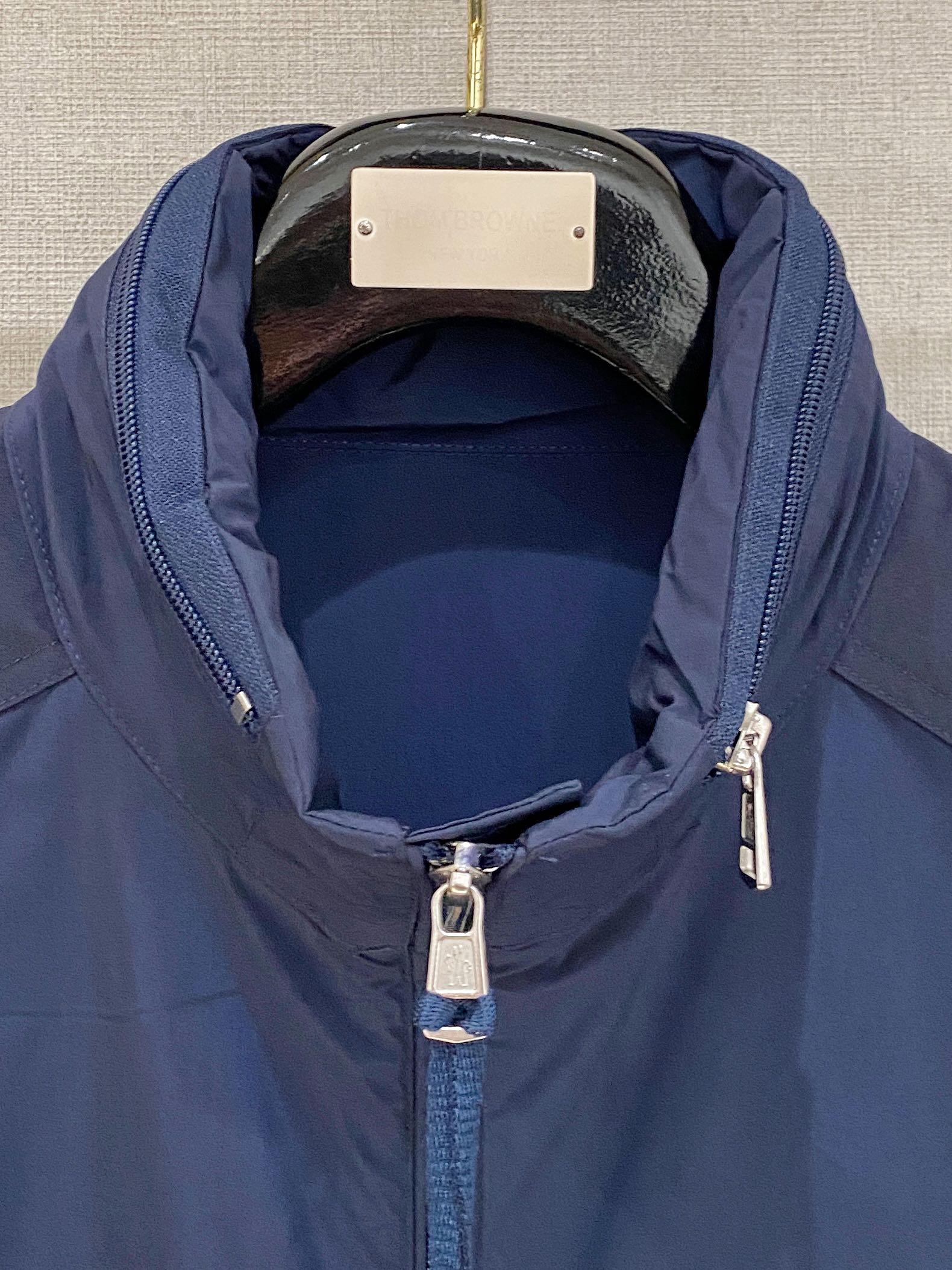 蒙口、2025新品夹克外套，时尚帅气，简约百搭款，袖口刺绣装饰图案logo，定制原版面料，不仅挺括，保持