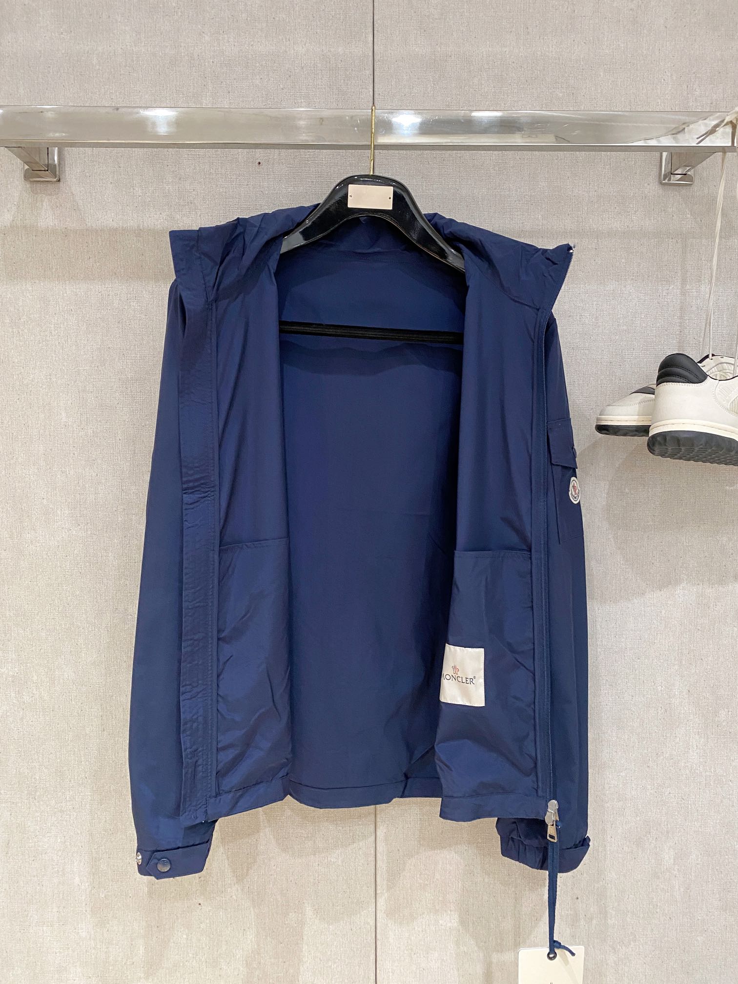 蒙口、2025新品夹克外套，时尚帅气，简约百搭款，袖口刺绣装饰图案logo，定制原版面料，不仅挺括，保持