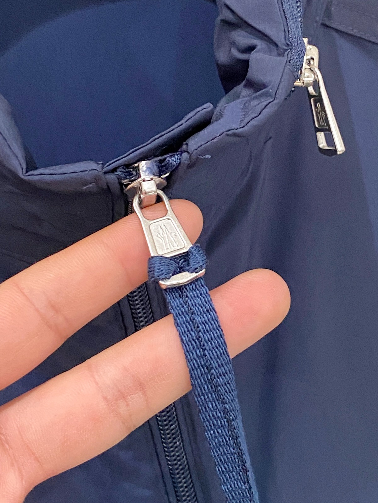 蒙口、2025新品夹克外套，时尚帅气，简约百搭款，袖口刺绣装饰图案logo，定制原版面料，不仅挺括，保持