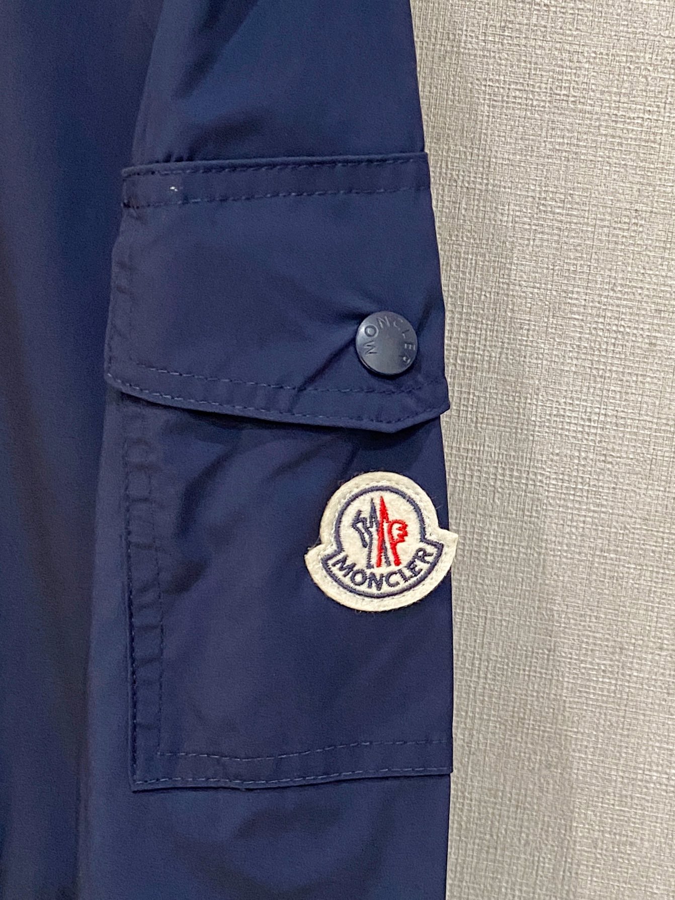 蒙口、2025新品夹克外套，时尚帅气，简约百搭款，袖口刺绣装饰图案logo，定制原版面料，不仅挺括，保持