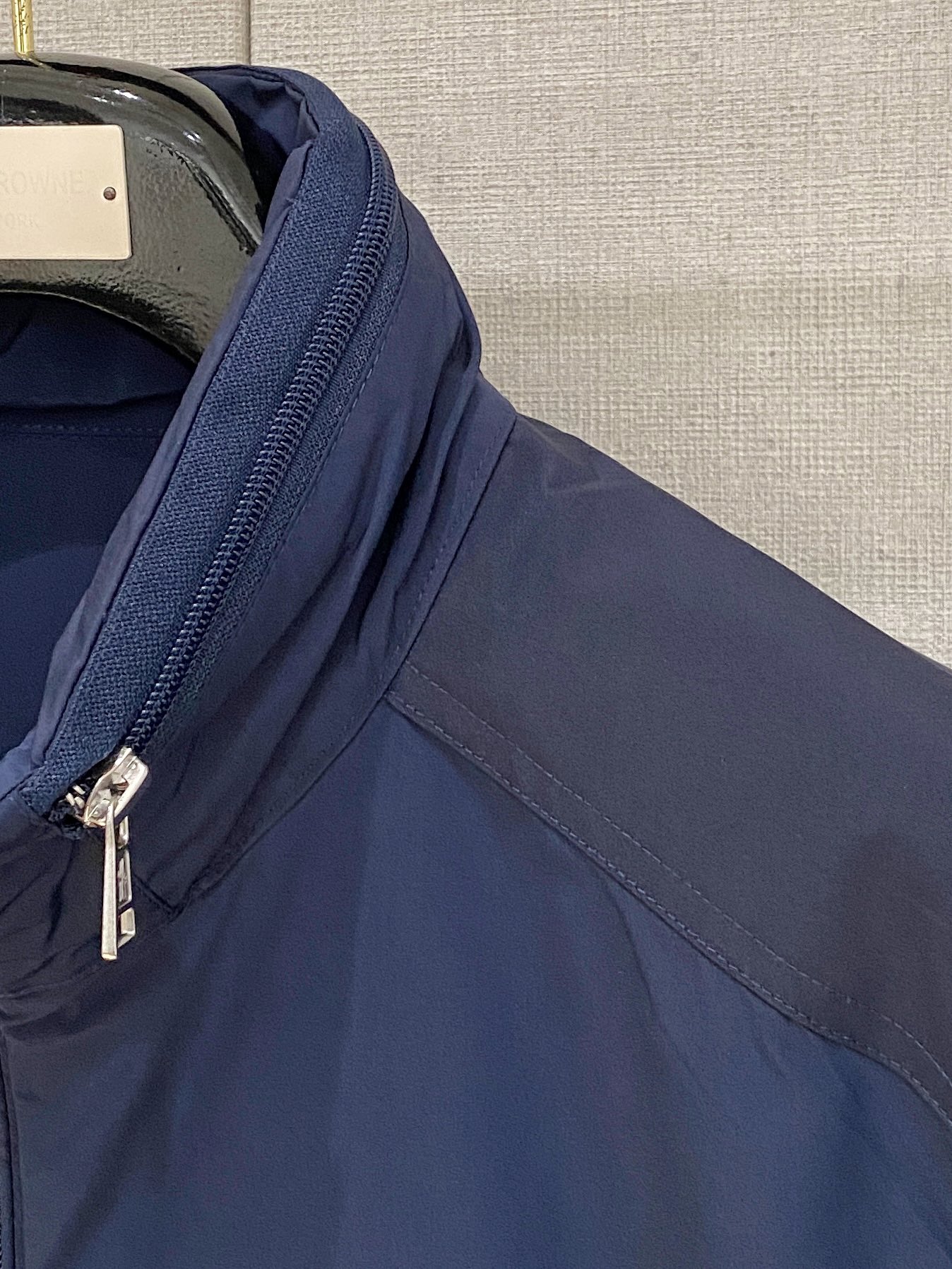 蒙口、2025新品夹克外套，时尚帅气，简约百搭款，袖口刺绣装饰图案logo，定制原版面料，不仅挺括，保持