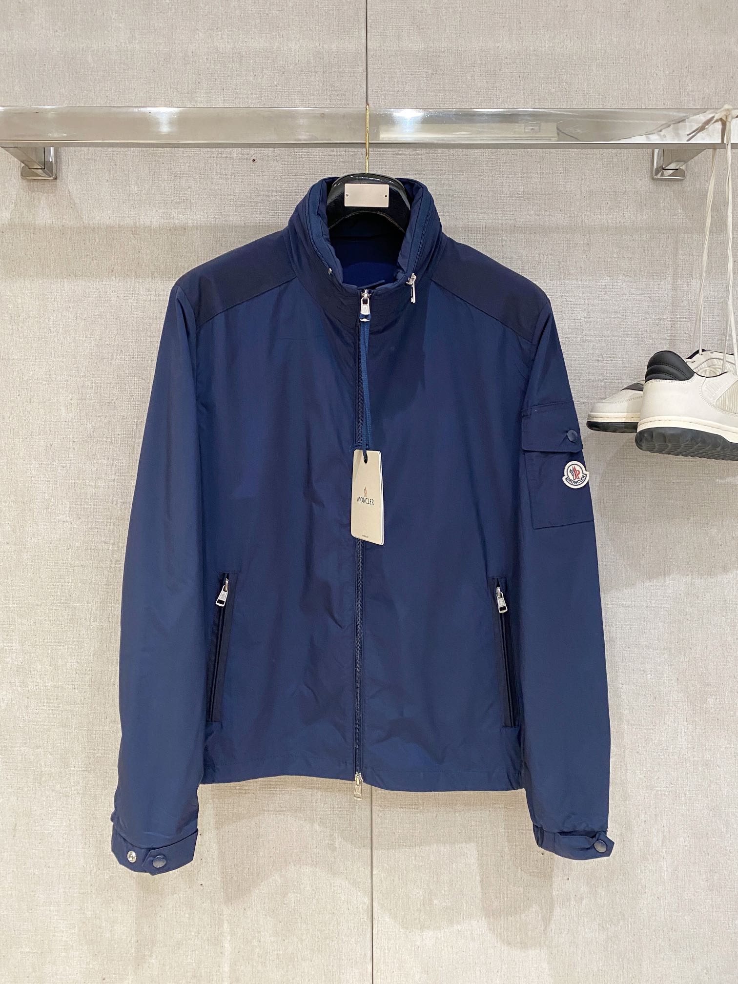 NO:546620,The cover, 2025 new jacket jacket, fashionable and handsome, simple and versatile style, cuff embroidery decorative pattern logo, customized original fabric, not only crisp, maintains the trendy silhouette, and is comfortable to wear, the yarn weaving is more delicate, the number M-3XL, Moncler, jackets & coats, jackets & coats, alexander wang19860909蒙口、2025新品夹克外套,时尚帅气,简约百搭款,袖口刺绣装饰图案logo,定制原版面料,不仅挺括,保持潮流的廓形,又穿着舒适,纱织更细腻,码数M-3XL,,Moncler,jackets & coats,jackets & coats,alexander wang,Men's clothing