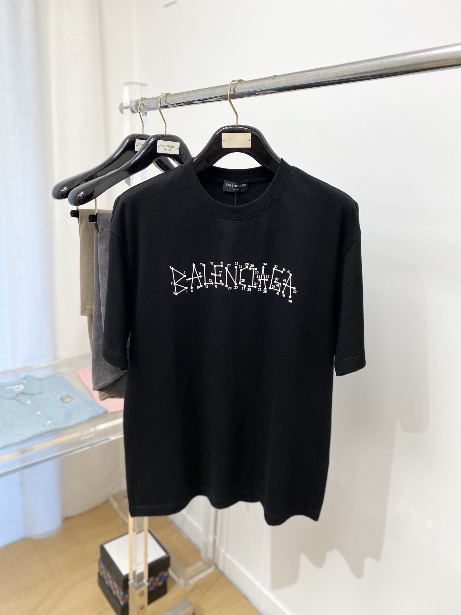 NO:148406,Balenciaga, 2025 new short-sleeved T-shirt, handsome and fashionable, top printed letter logo on the chest, simple and versatile style. Fabric cotton is not only crisp, maintains the trendy silhouette, and is comfortable to wear, and the yarn is more delicate, S-3XL, balenciaga, T-shirt, tees, t-shirt, alexander wang19860909巴黎世家、2025新品短袖T恤,帅气时尚,胸前顶级印花字母logo,简约百搭款.面料棉 不仅挺括,保持潮流的廓形,又穿着舒适,纱织更细腻,码数S-3XL,,balenciaga,T-shirt,tees，t-shirt,alexander wang,Men's clothing