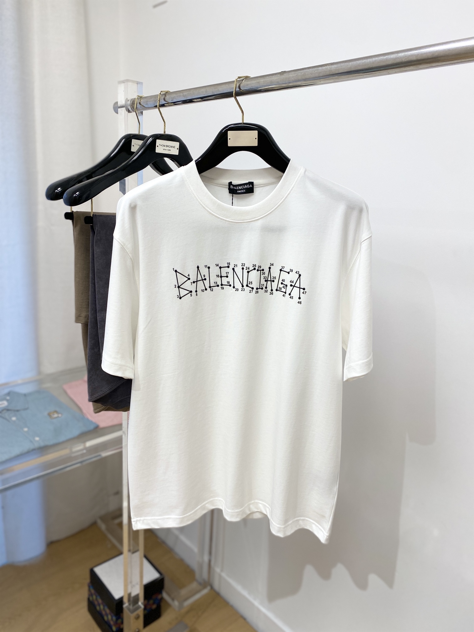 NO:131294,Balenciaga, new short-sleeved T-shirt, handsome and fashionable, top printed letter logo on the chest, simple and versatile style. Fabric cotton is not only crisp, maintains the trendy silhouette, but also comfortable to wear, and the yarn is more delicate, size S-3XL, balenciaga, T-shirt, tees, t-shirt, alexander wang19860909巴黎世家、新品短袖T恤,帅气时尚,胸前顶级印花字母logo,简约百搭款.面料棉 不仅挺括,保持潮流的廓形,又穿着舒适,纱织更细腻,码数S-3XL,,balenciaga,T-shirt,tees，t-shirt,alexander wang,Men's clothing