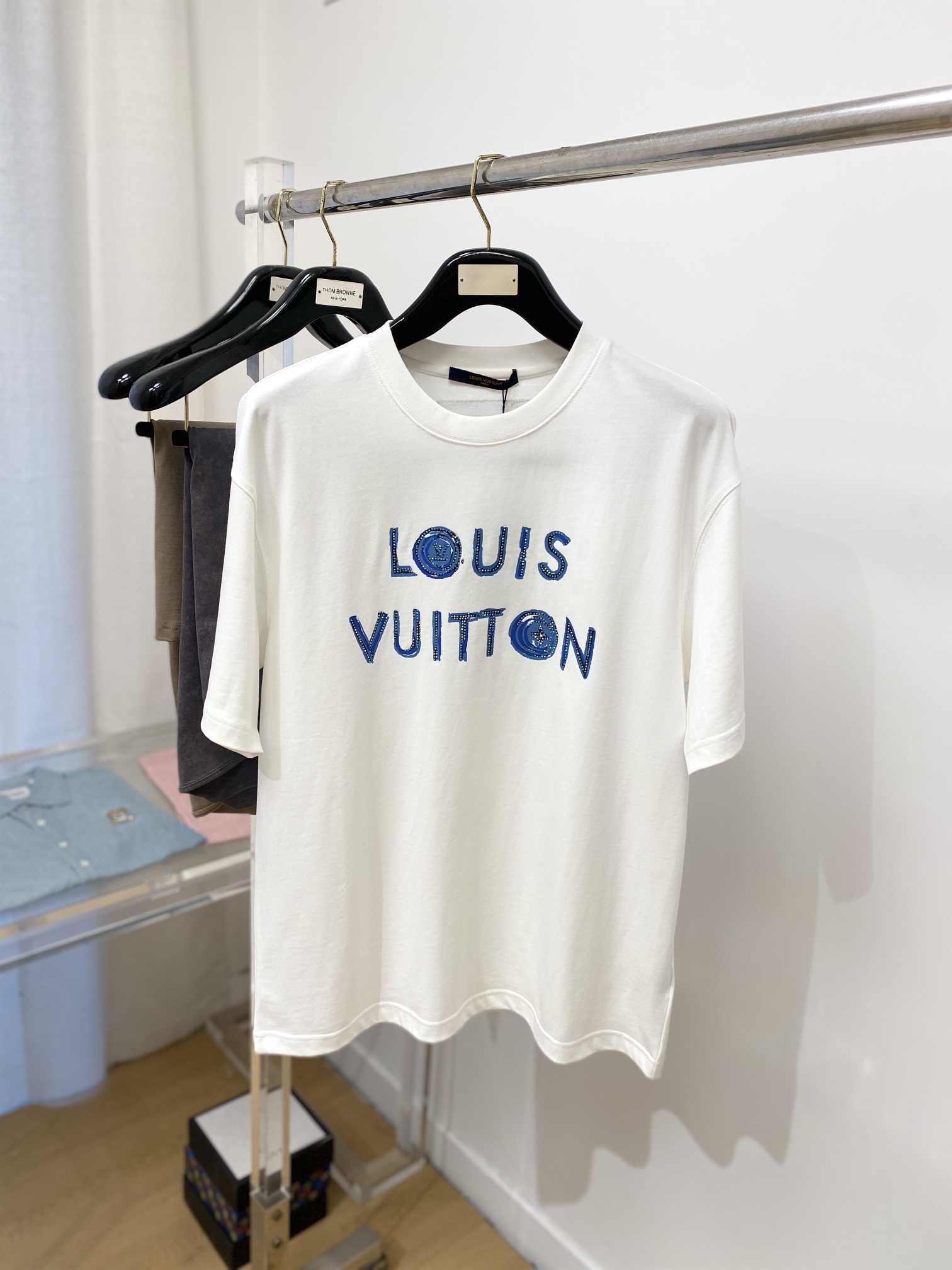 NO:131317,Louis Vuitton, new short-sleeved T-shirt, handsome and fashionable, top-grade printed ironing letter logo on the chest, simple and versatile style. Fabric cotton is not only crisp, maintains the trendy silhouette, and is comfortable to wear, and the yarn is more delicate, size S-3XL,,louis vuitton, T-shirt,tees, t-shirt,alexander wang19860909路易威登、新品短袖T恤,帅气时尚,胸前顶级印花烫钻字母logo,简约百搭款.面料棉 不仅挺括,保持潮流的廓形,又穿着舒适,纱织更细腻,码数S-3XL,,louis vuitton,T-shirt,tees，t-shirt,alexander wang,Men's clothing